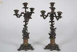 Par de candelabros de bronze para 4 velas cada,... - Par de candelabros de bronze para 4 velas cada, bases decoradas com figuras de anjos com cisnes. Altura total 44 cm cada.