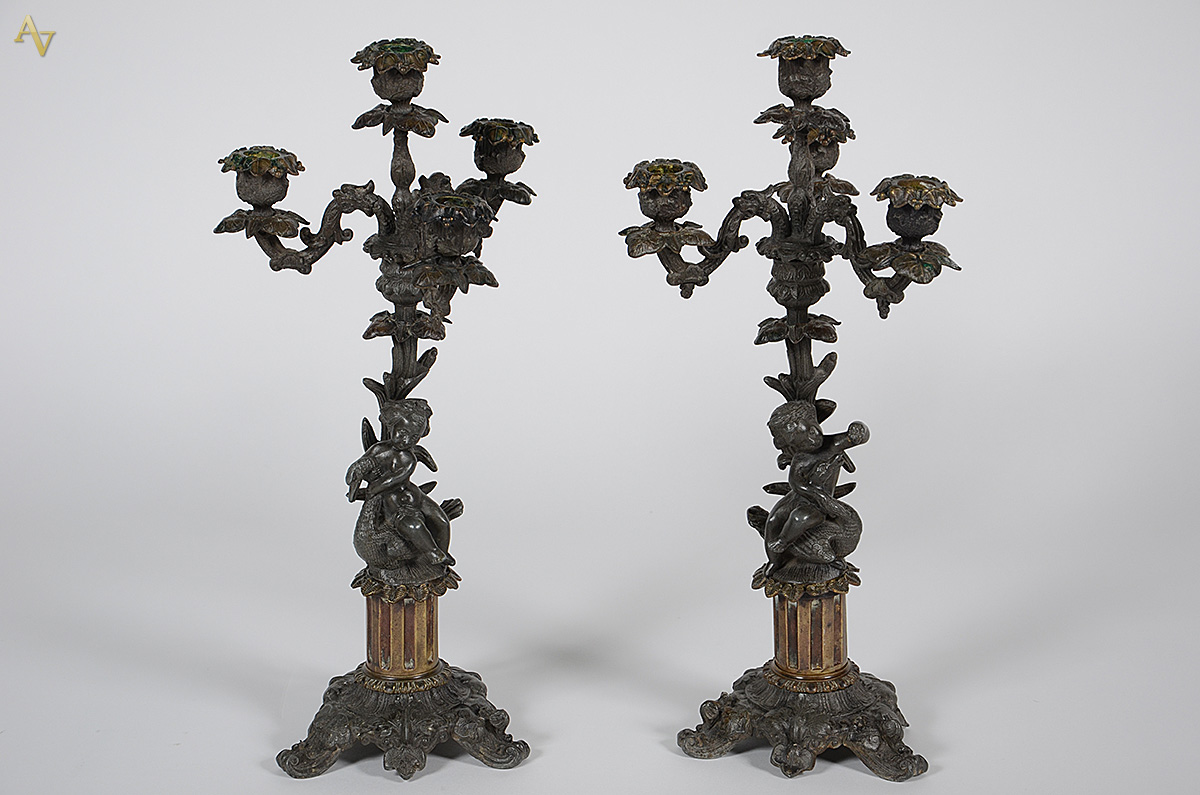 Par de candelabros de bronze para 4 velas cada, bases decoradas com...
