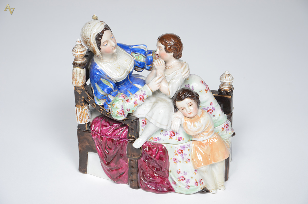 Tinteiro de porcelana policromada Velho Paris representando Mulher... - foto 1 de 3