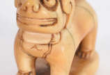 Netsuke em marfim no formato de Cão de Fó, grav... - Netsuke em marfim no formato de Cão de Fó, gravado com ideogama na base para ser usado como sinete, século XIX.
