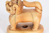 Netsuke em marfim no formato de Cão de Fó, grav... - Netsuke em marfim no formato de Cão de Fó, gravado com ideogama na base para ser usado como sinete, século XIX.