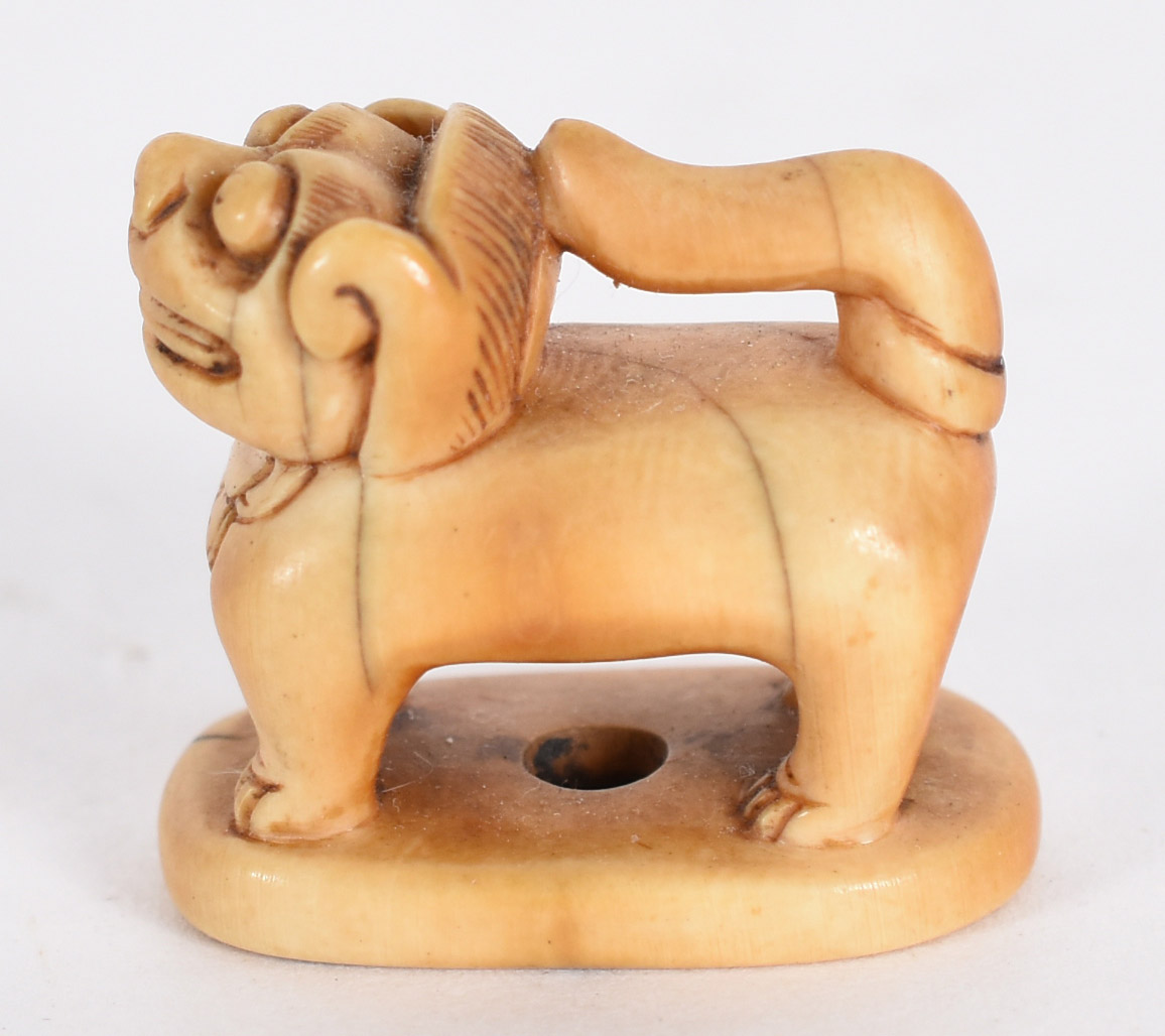 Netsuke em marfim no formato de Cão de Fó, gravado com ideogama na... - foto 2 de 4