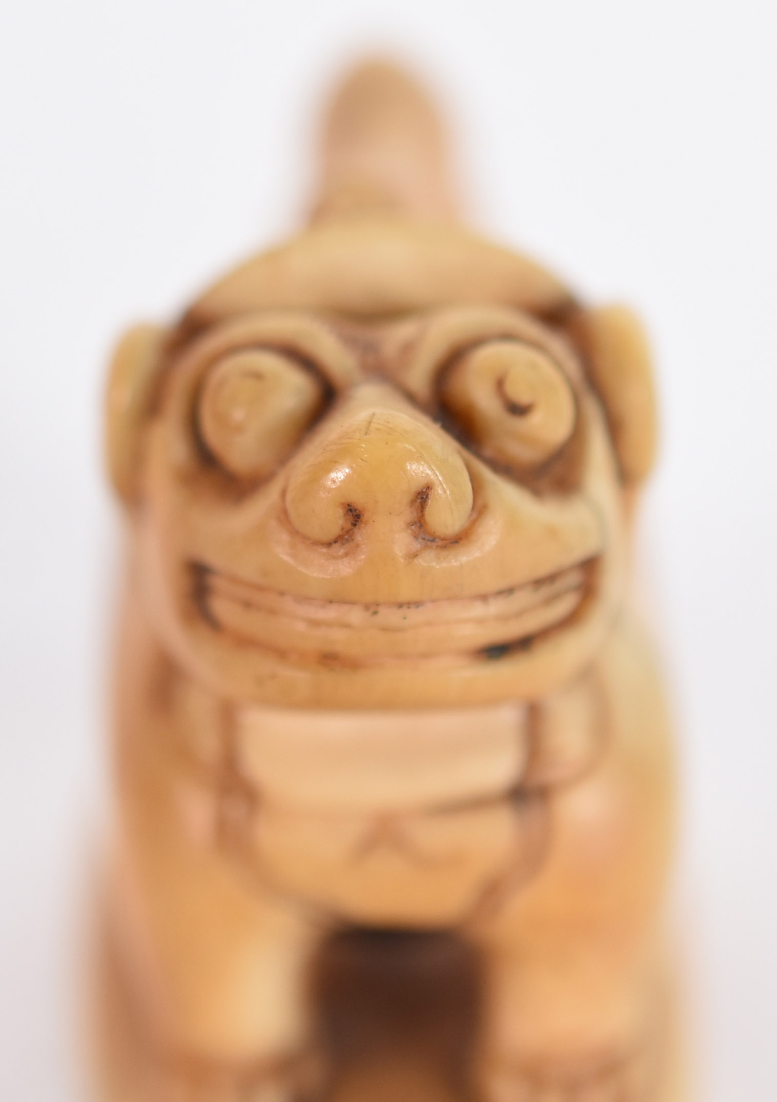 Netsuke em marfim no formato de Cão de Fó, gravado com ideogama na... - foto 3 de 4