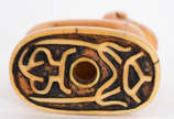 Netsuke em marfim no formato de Cão de Fó, grav... - Netsuke em marfim no formato de Cão de Fó, gravado com ideogama na base para ser usado como sinete, século XIX.