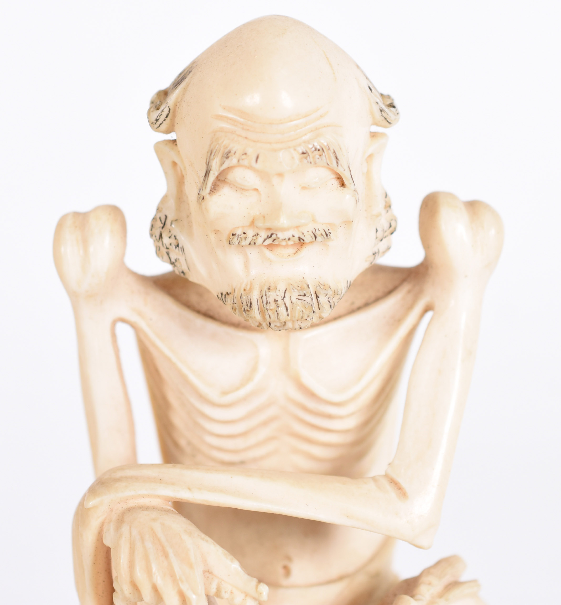 Escultura japonesa em marfim representando Rakan, discípulo asceta de... - foto 2 de 4