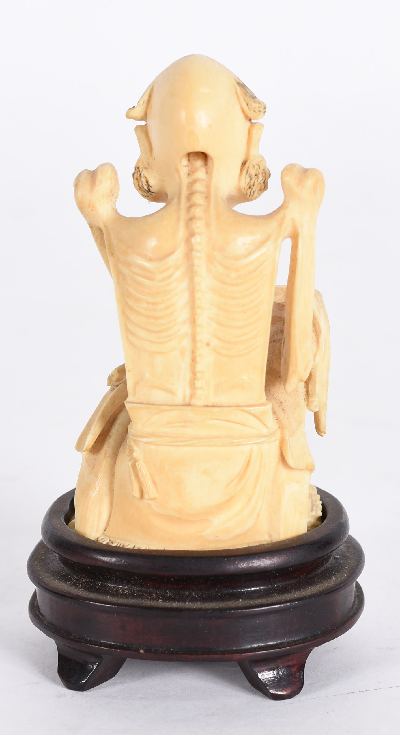 Escultura japonesa em marfim representando Rakan, discípulo asceta de... - foto 3 de 4
