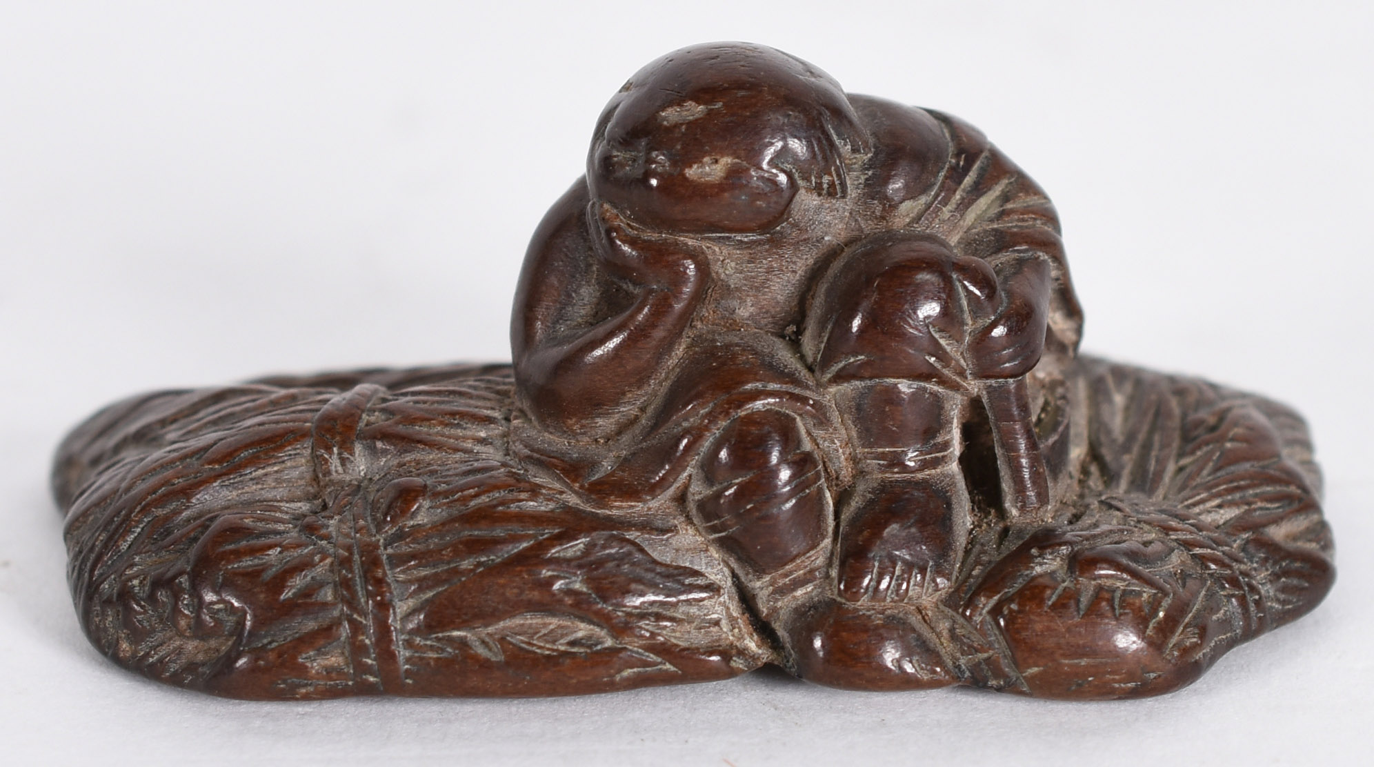 Netsuke em madeira com laca representando o Bodidharma em meditação... - foto 1 de 4