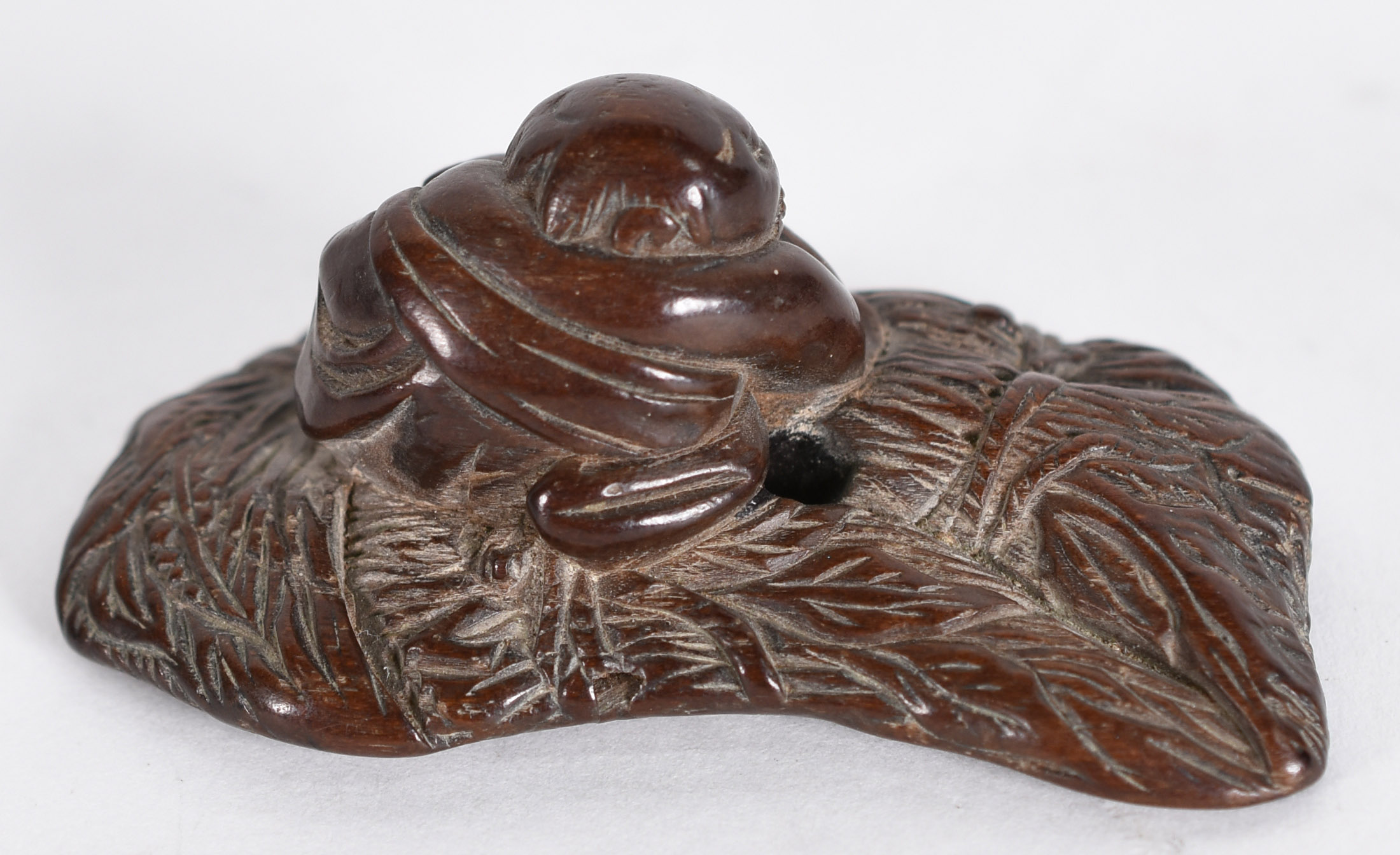 Netsuke em madeira com laca representando o Bodidharma em meditação... - foto 3 de 4