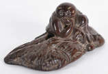 Netsuke em madeira com laca representando o Bod... - Netsuke em madeira com laca representando o Bodidharma em meditação, séc XIX.