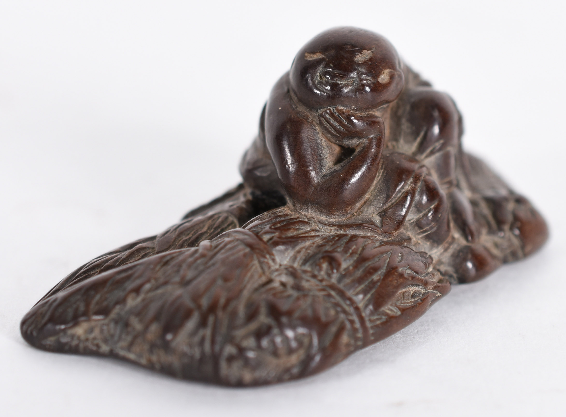 Netsuke em madeira com laca representando o Bodidharma em meditação... - foto 2 de 4
