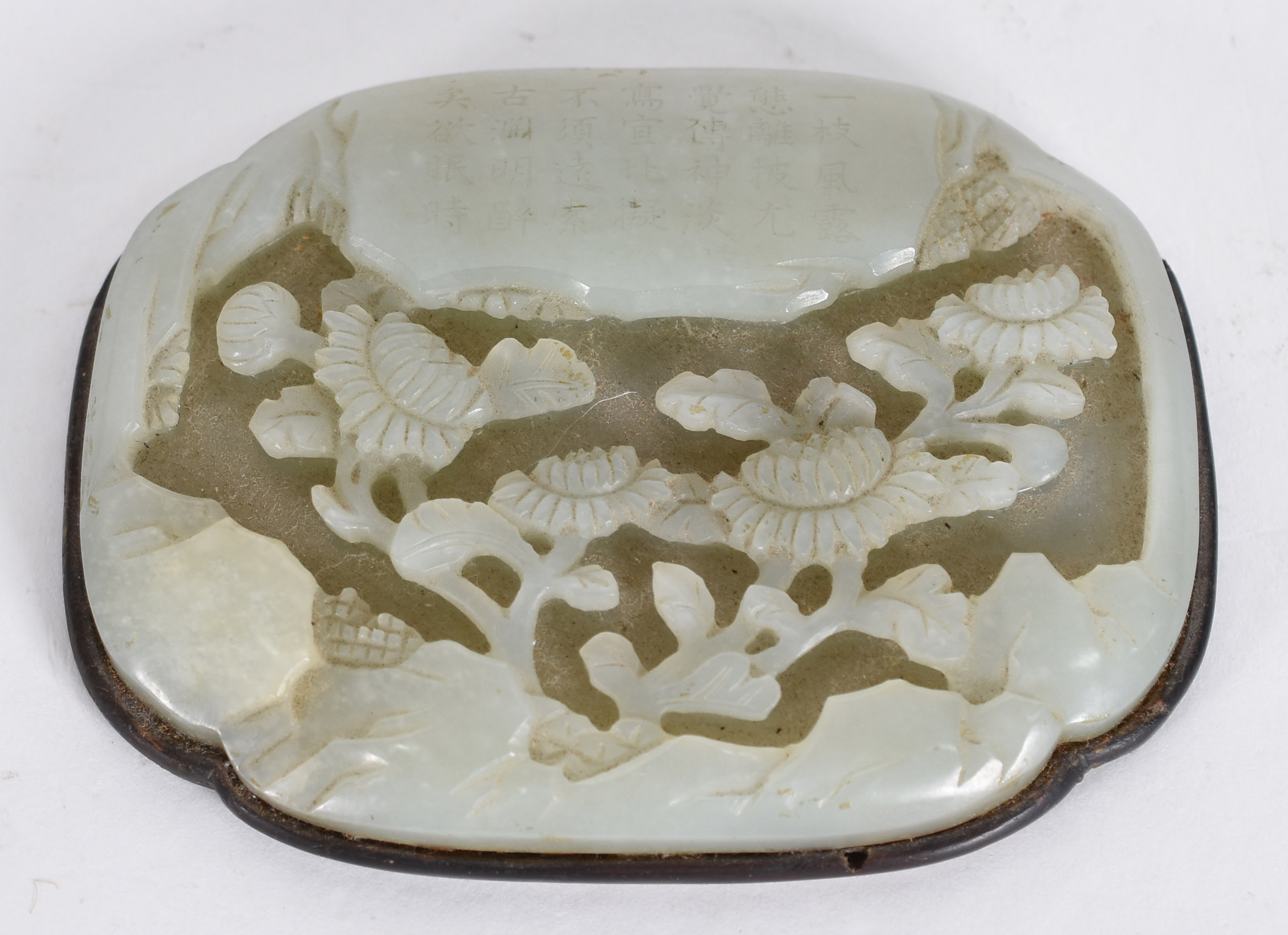 Placa chinesa em jade de cor verde celadon, esculpida com lótus e... - foto 1 de 3