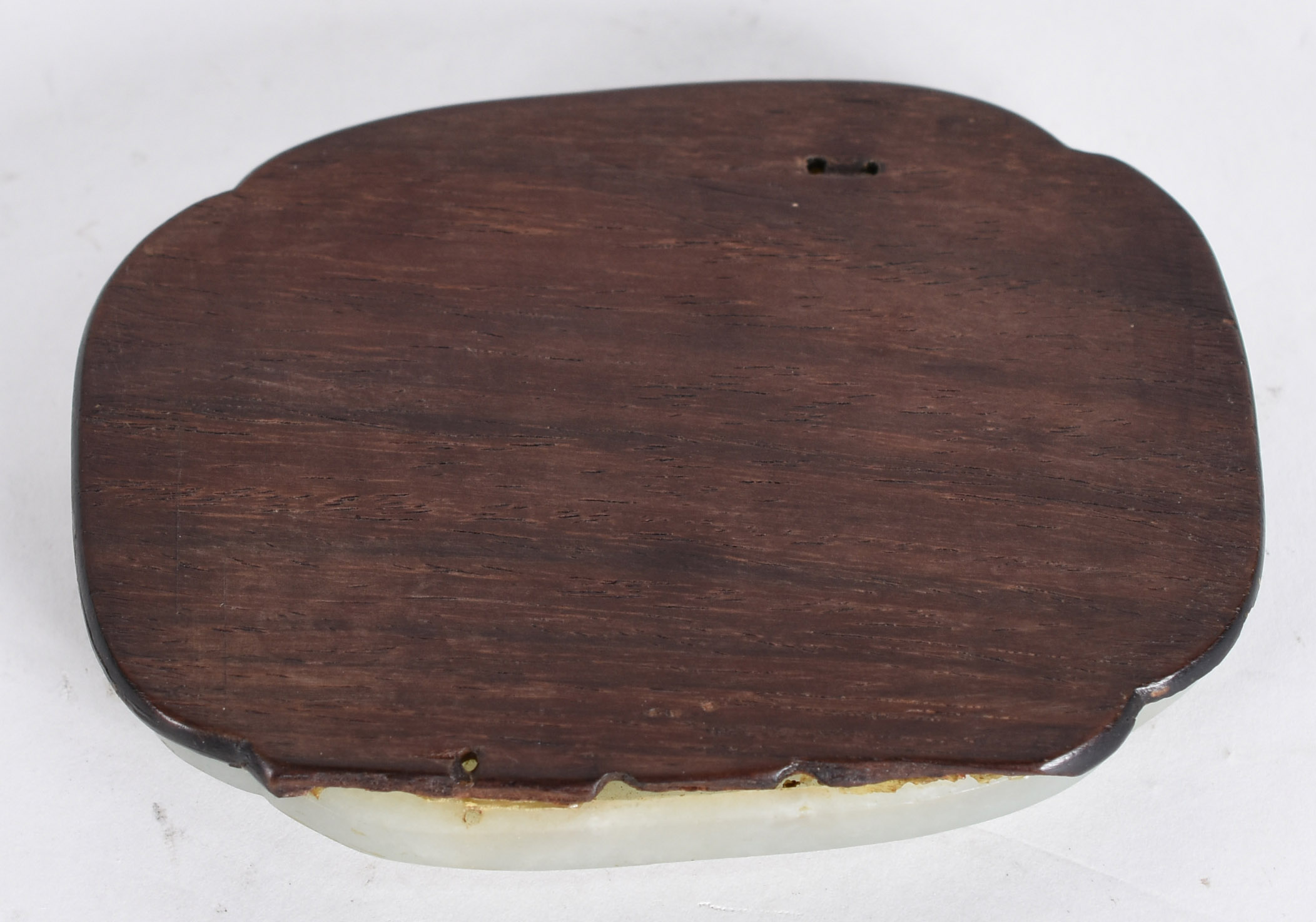 Placa chinesa em jade de cor verde celadon, esculpida com lótus e... - foto 3 de 3