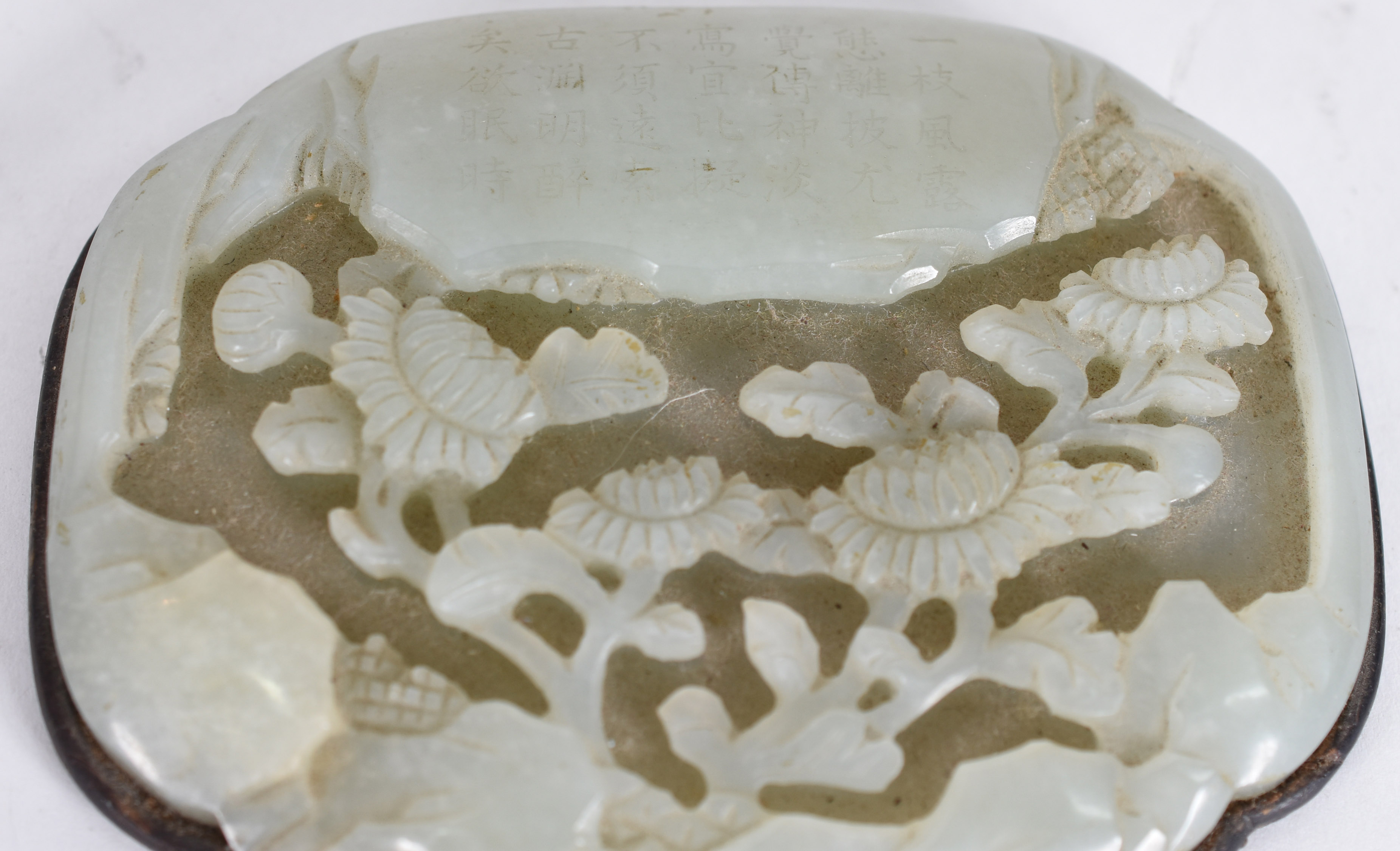 Placa chinesa em jade de cor verde celadon, esculpida com lótus e... - foto 2 de 3