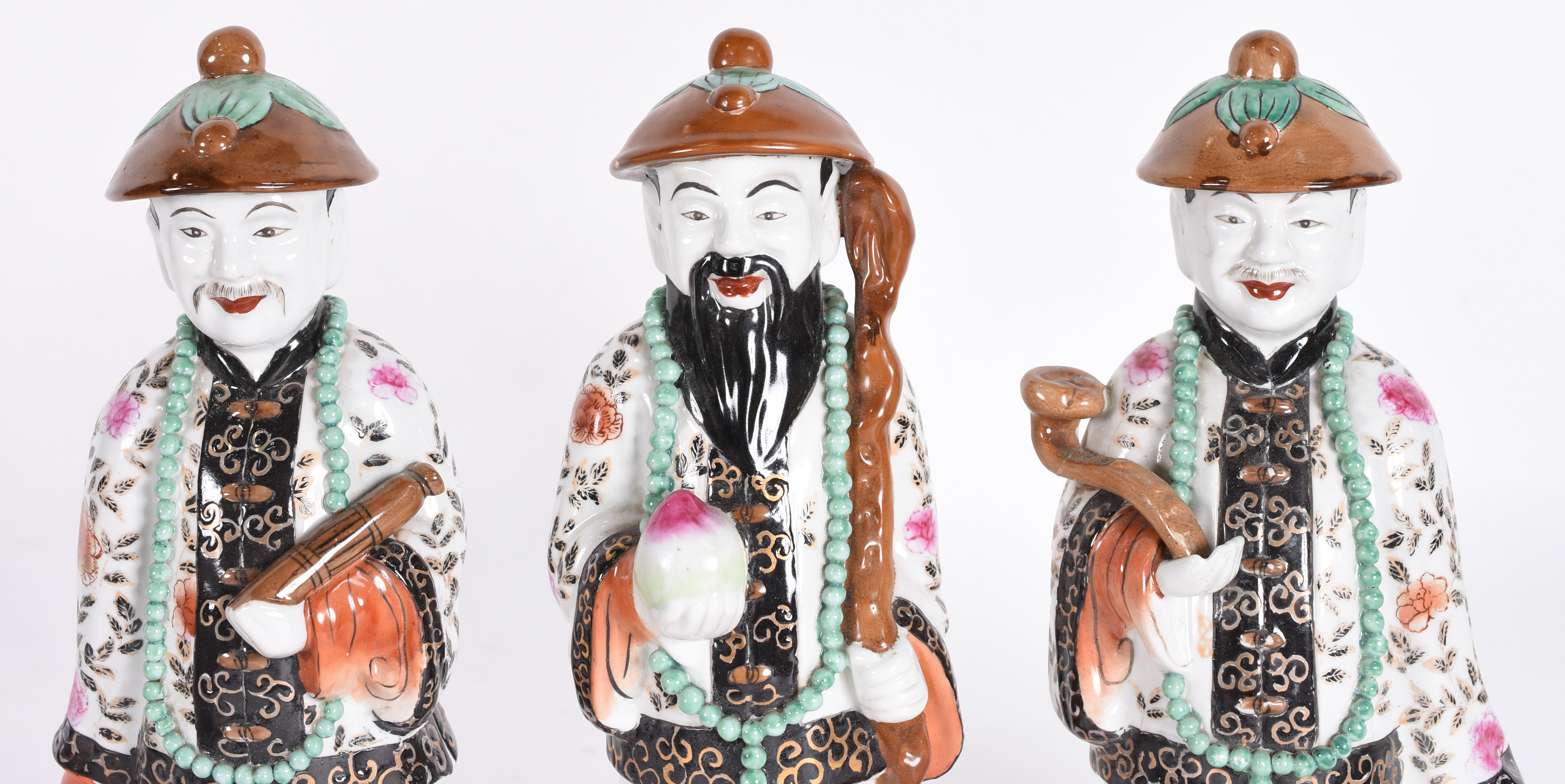 Três estatuetas de porcelana oriental policromada representando... - foto 2 de 5