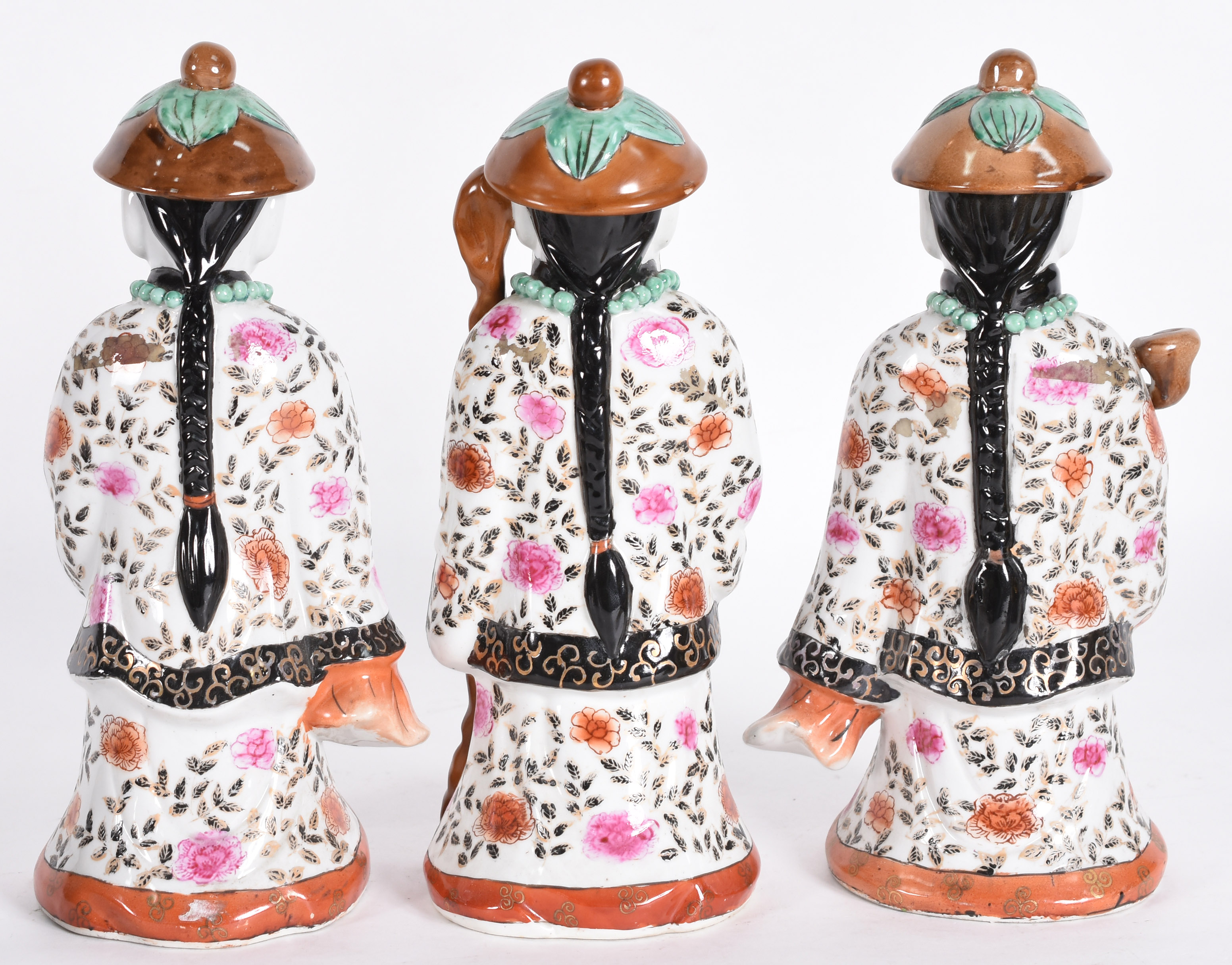 Três estatuetas de porcelana oriental policromada representando... - foto 3 de 5