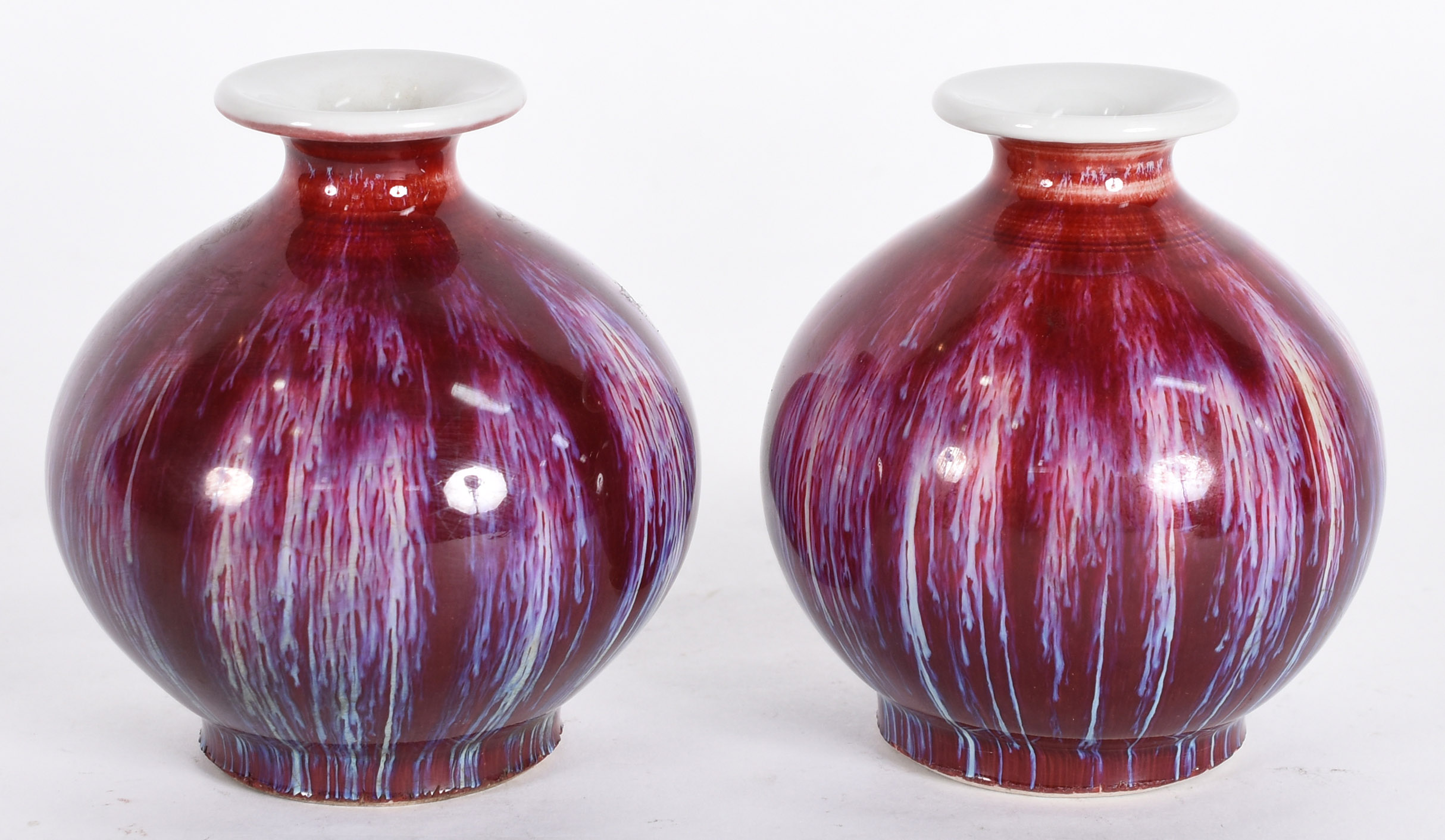 Par de antigos vasos bojudos em porcelana chinesa decorados com... - foto 1 de 3
