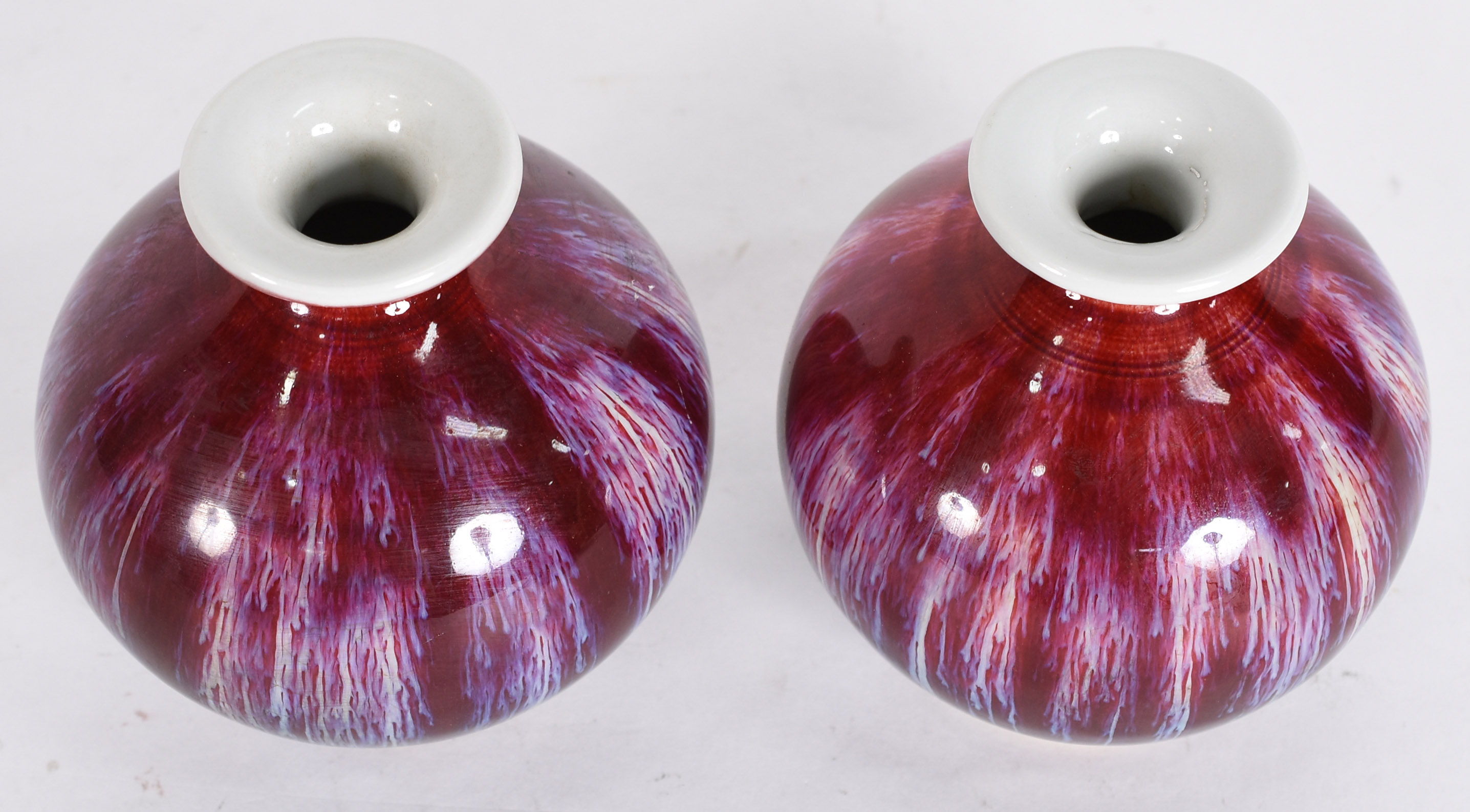 Par de antigos vasos bojudos em porcelana chinesa decorados com... - foto 2 de 3