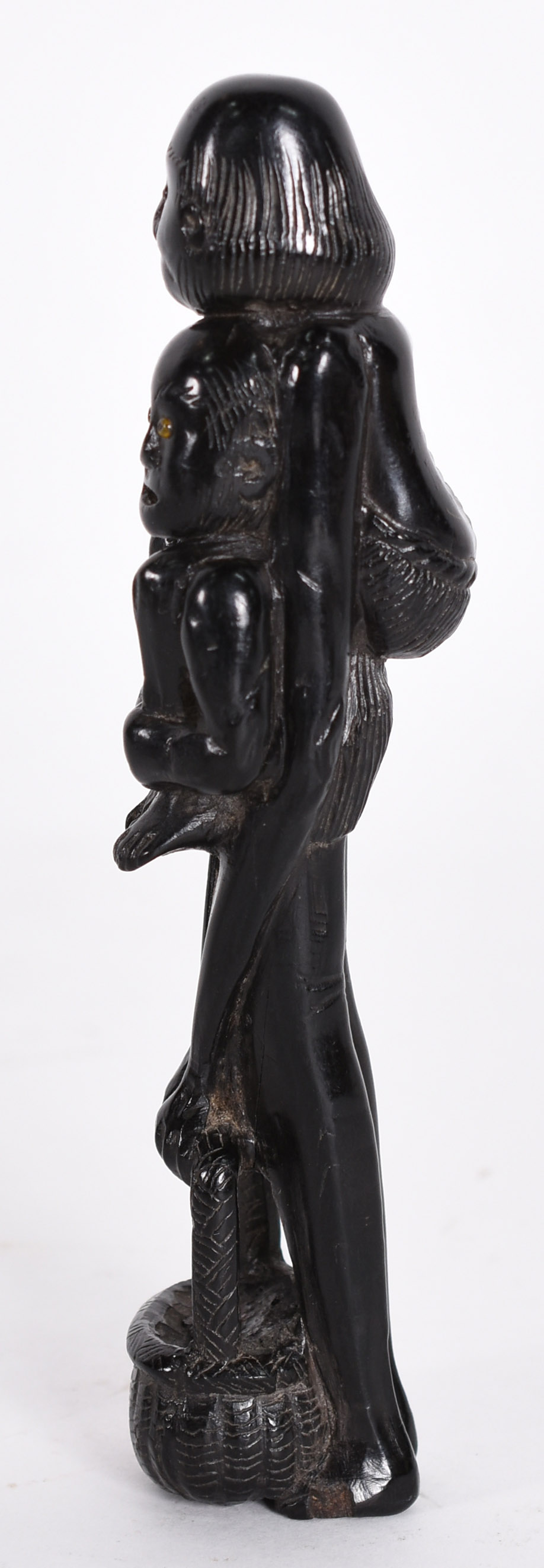 Raro Netsuke em madeira de ébano, do tipo sashi "alongado"... - foto 3 de 5