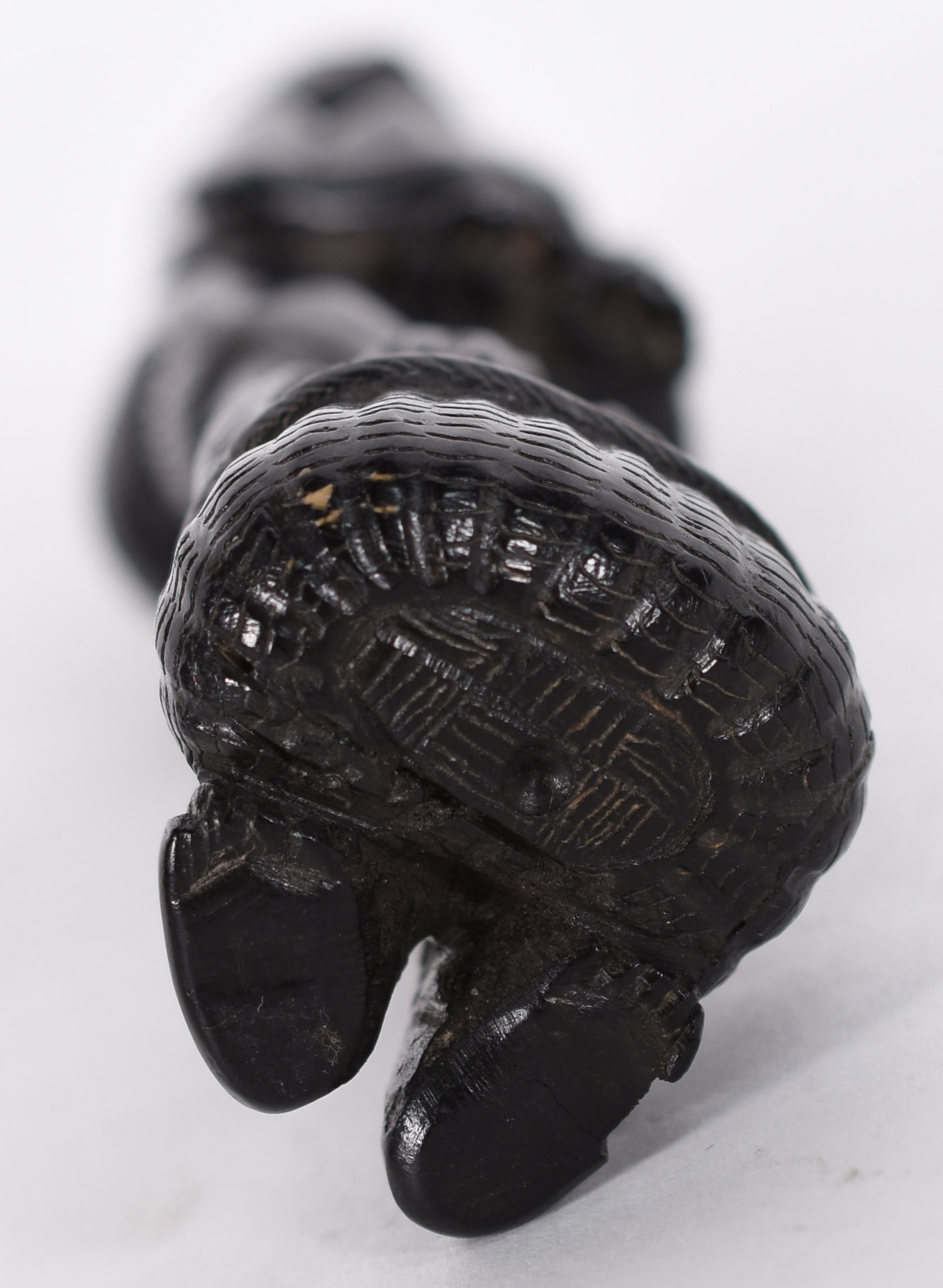 Raro Netsuke em madeira de ébano, do tipo sashi "alongado"... - foto 5 de 5