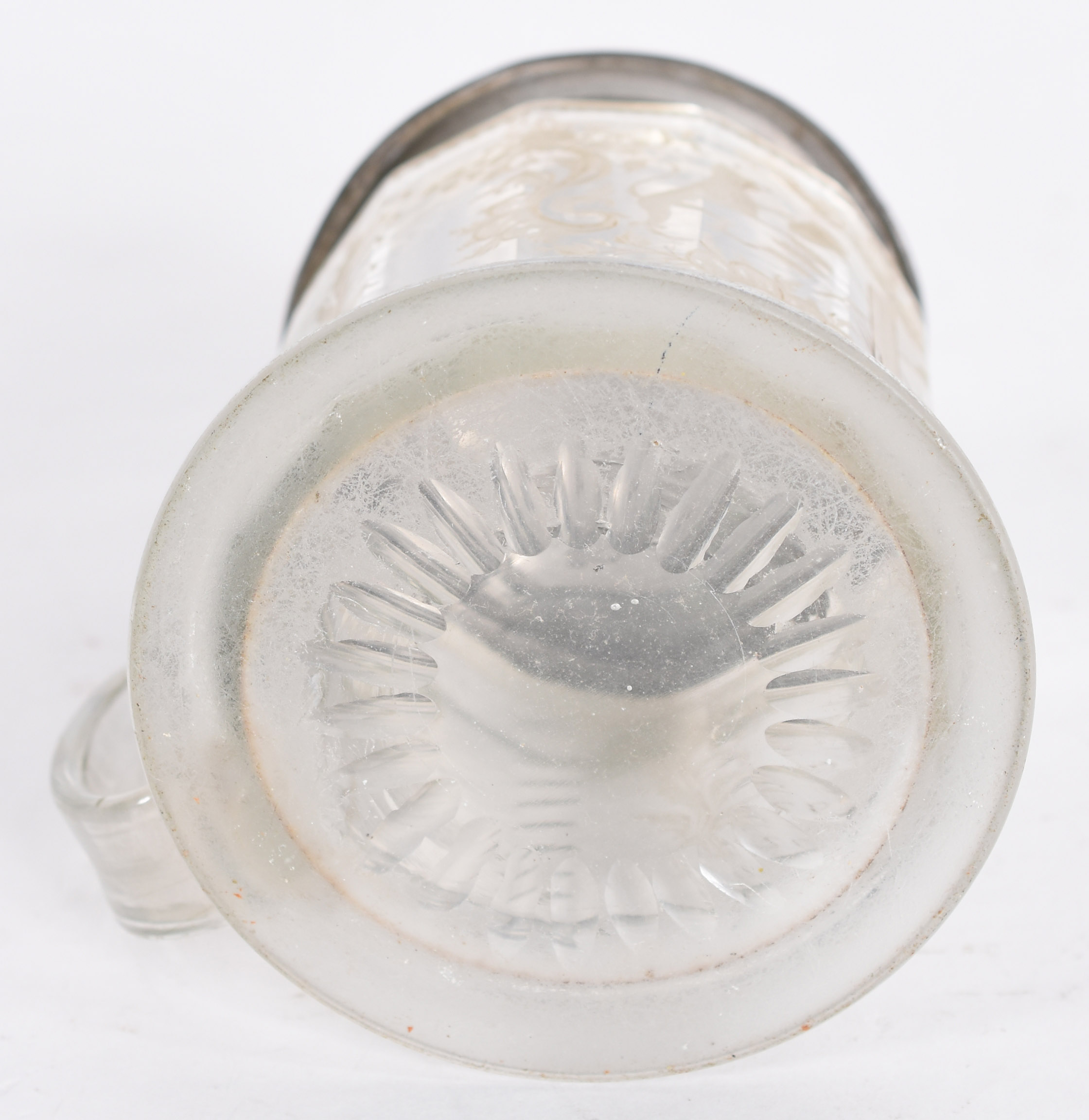 Tankard europeu em vidro facetado, profundamente gravado com... - foto 2 de 5