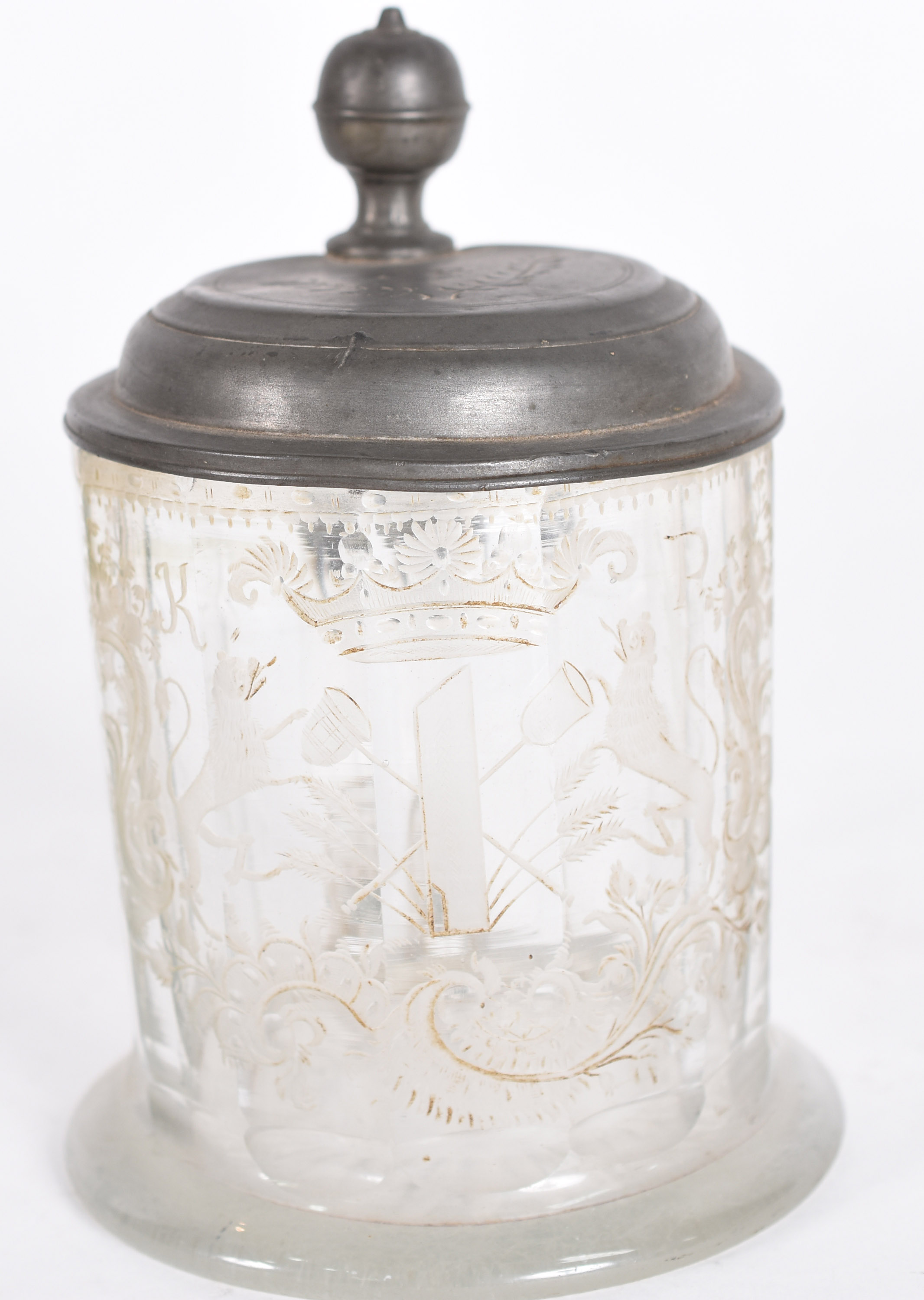 Tankard europeu em vidro facetado, profundamente gravado com... - foto 3 de 5