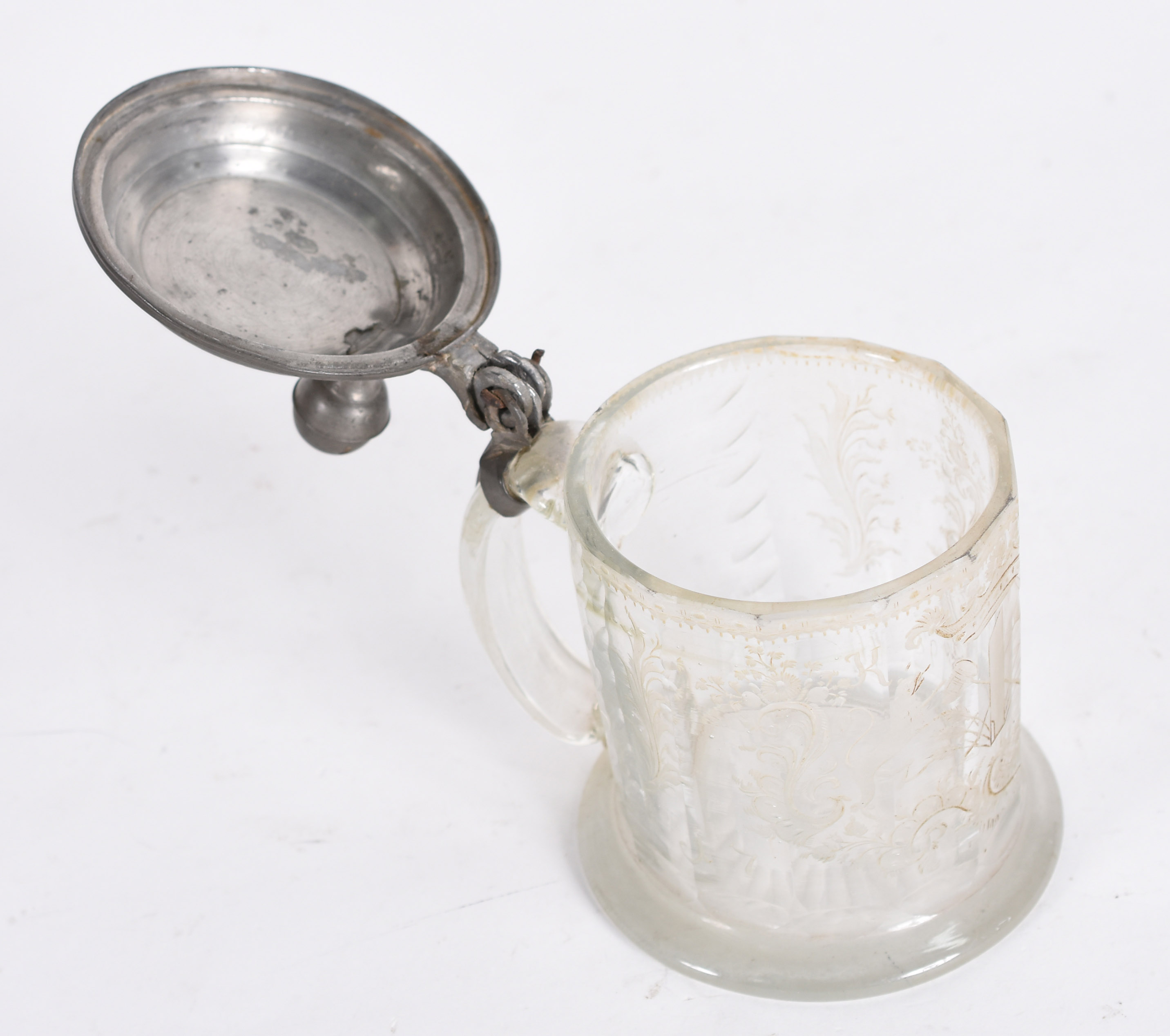 Tankard europeu em vidro facetado, profundamente gravado com... - foto 4 de 5