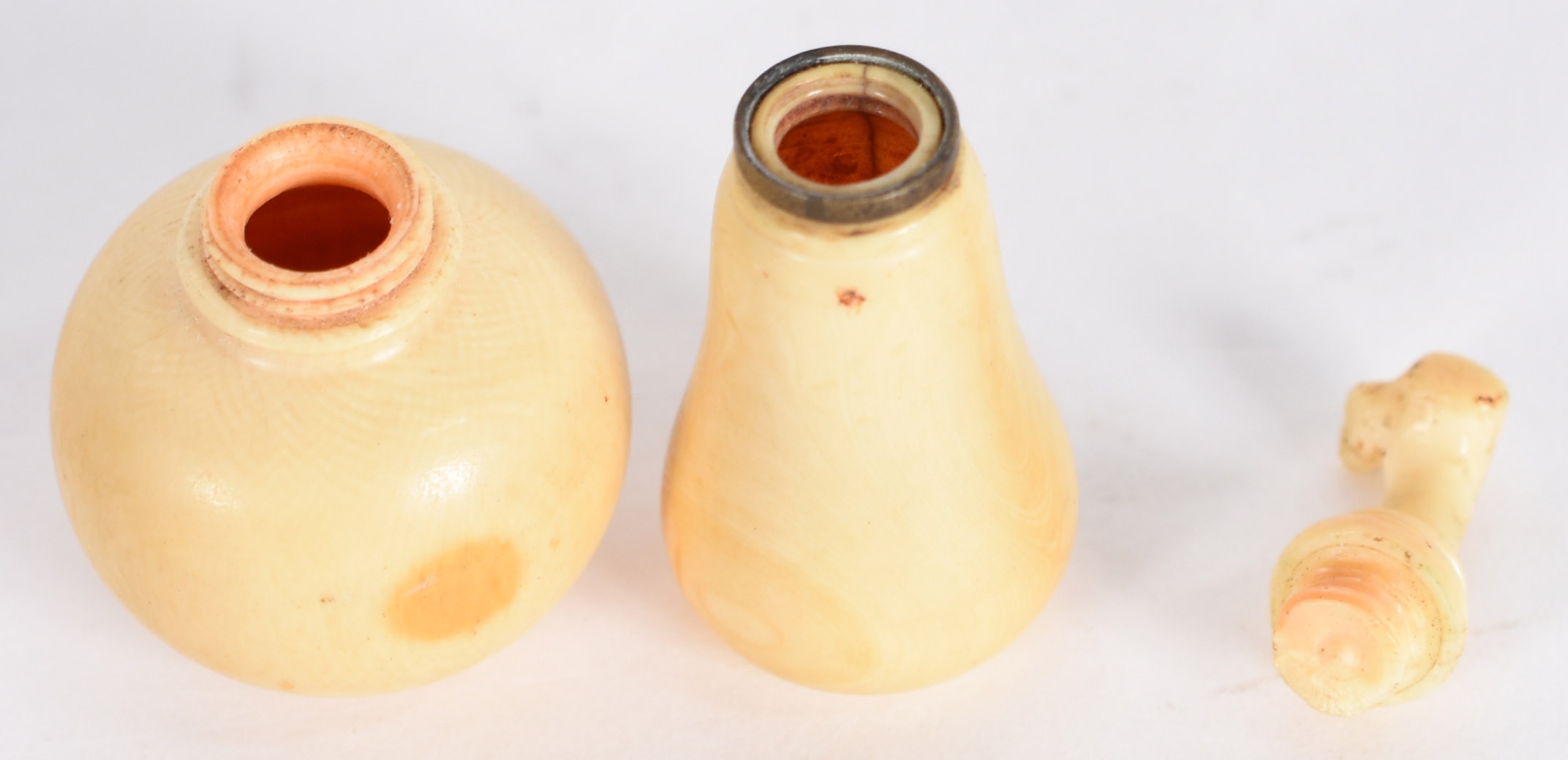 Snuff bottle chinesa em marfim liso, no feitio "double gourd' com... - foto 3 de 4
