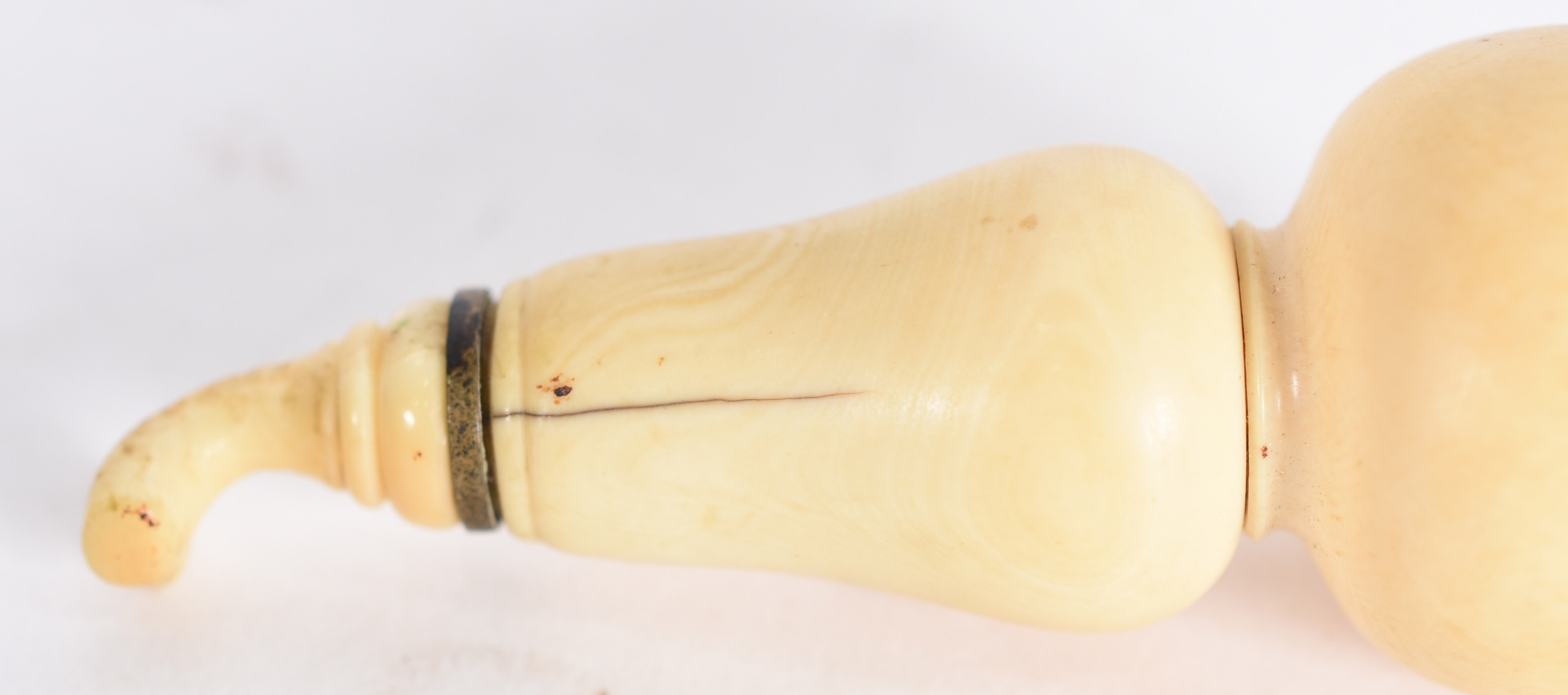 Snuff bottle chinesa em marfim liso, no feitio "double gourd' com... - foto 4 de 4