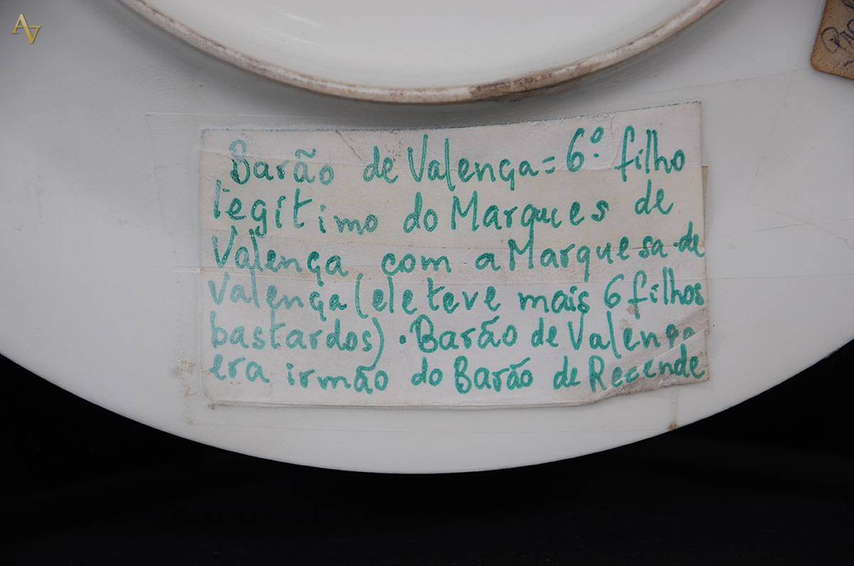Prato de pocelana francesa brasonada do Barão de Valença - Marcada na... - foto 5 de 6