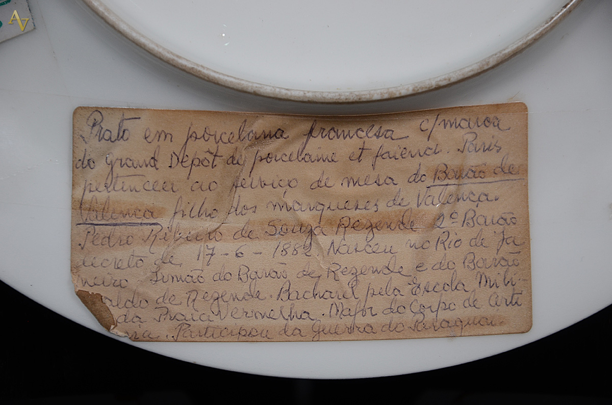 Prato de pocelana francesa brasonada do Barão de Valença - Marcada na... - foto 6 de 6