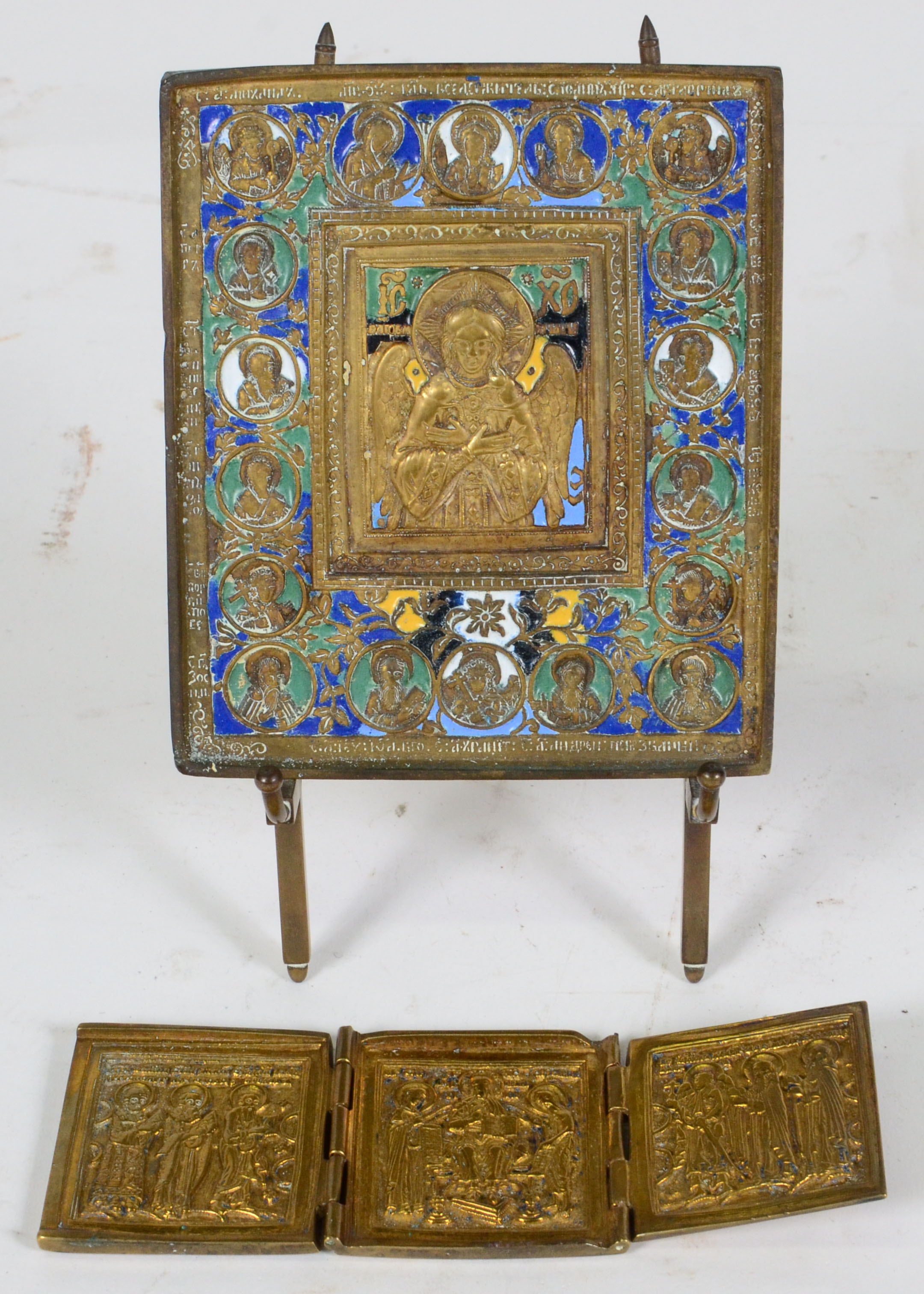Dois pequenos ícones russos de bronze, um deles apoiado em cavalete e... - foto 1 de 2