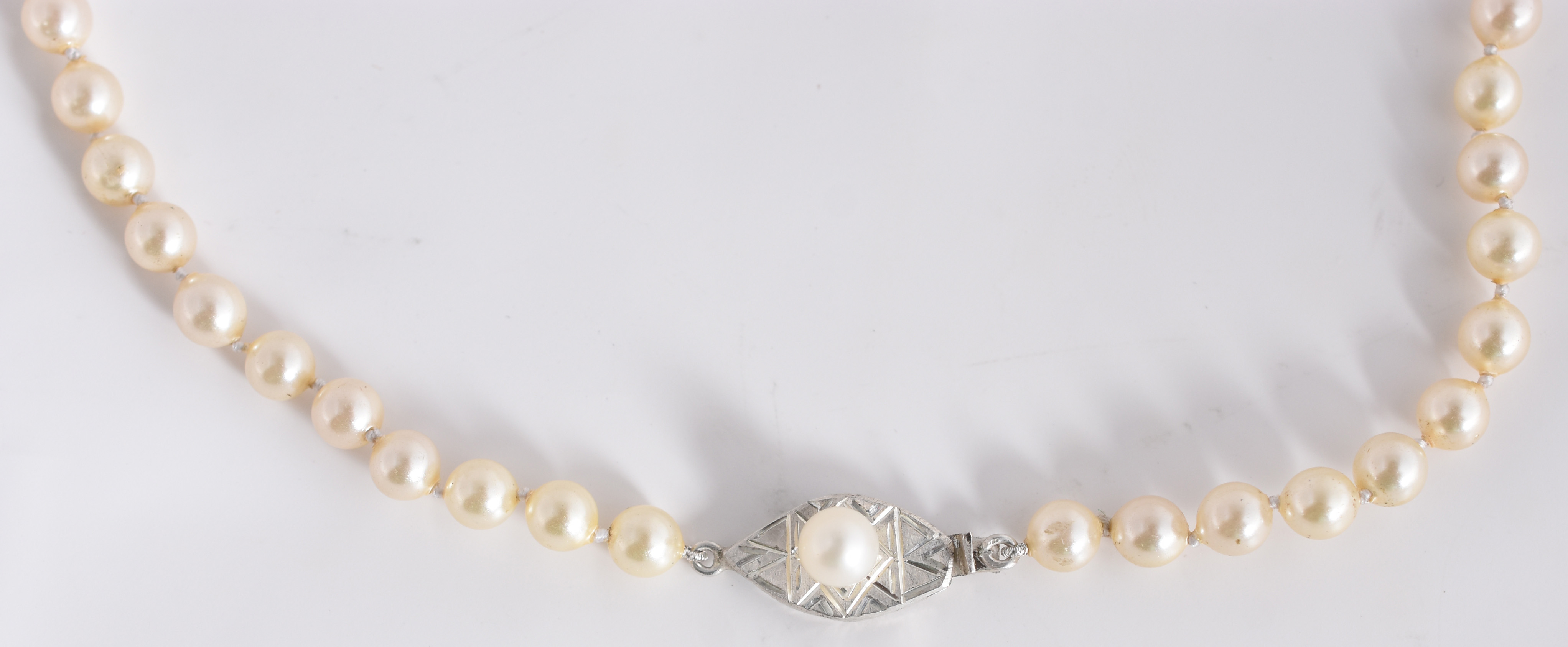 Colar de pérolas com fecho de prata. 45 cm aberto. (Por motivos de... - foto 1 de 3