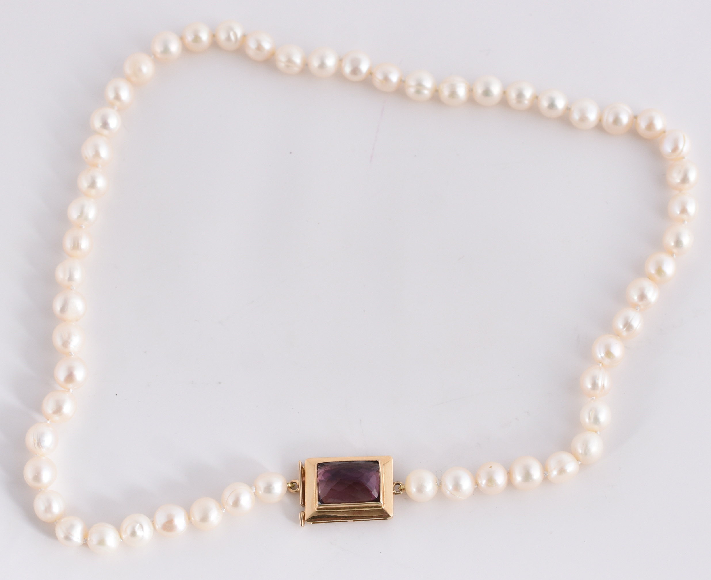Colar de pérolas com fecho de ouro 18 k e pedra ametista. 48 cm... - foto 1 de 3
