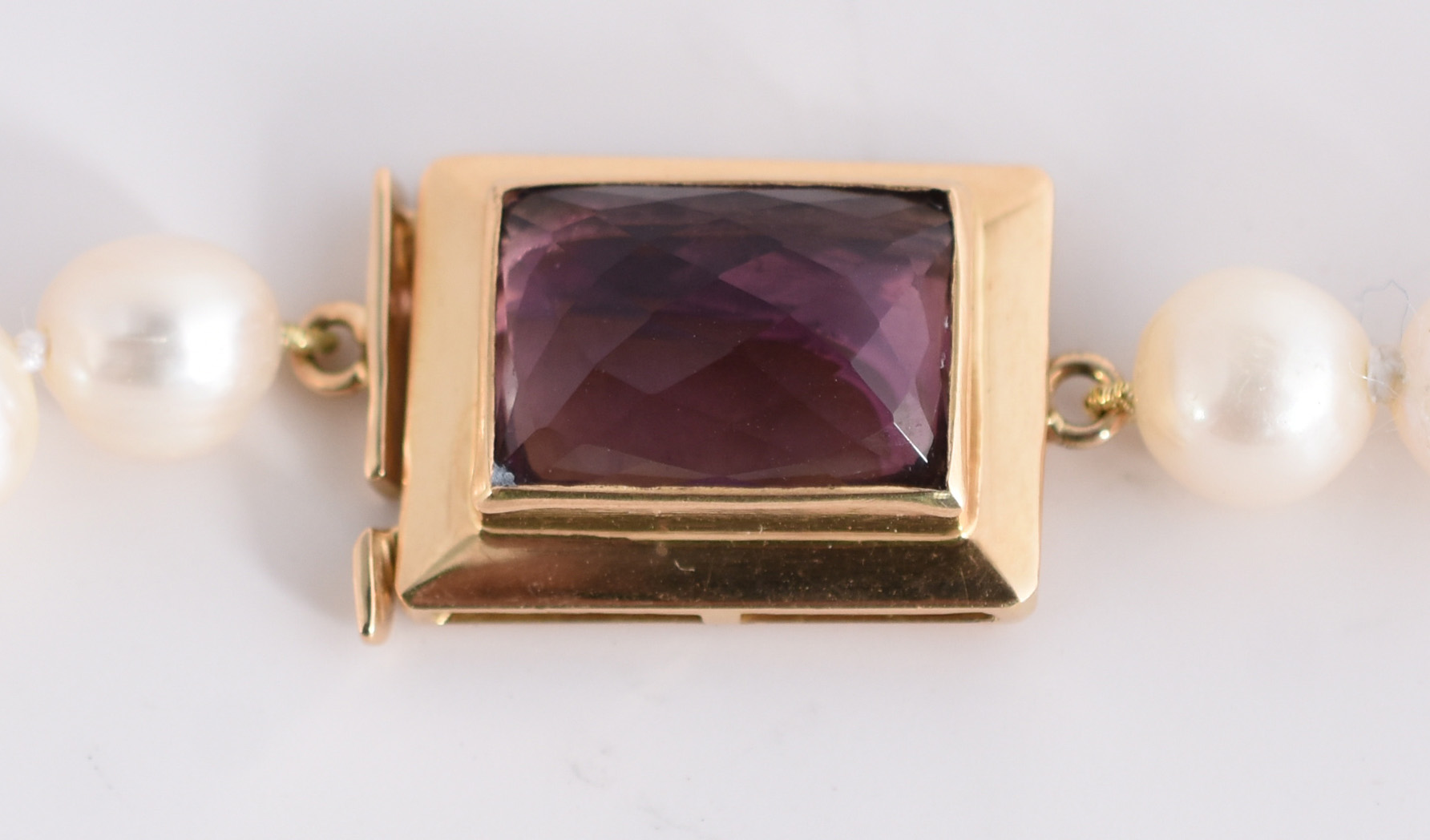 Colar de pérolas com fecho de ouro 18 k e pedra ametista. 48 cm... - foto 2 de 3