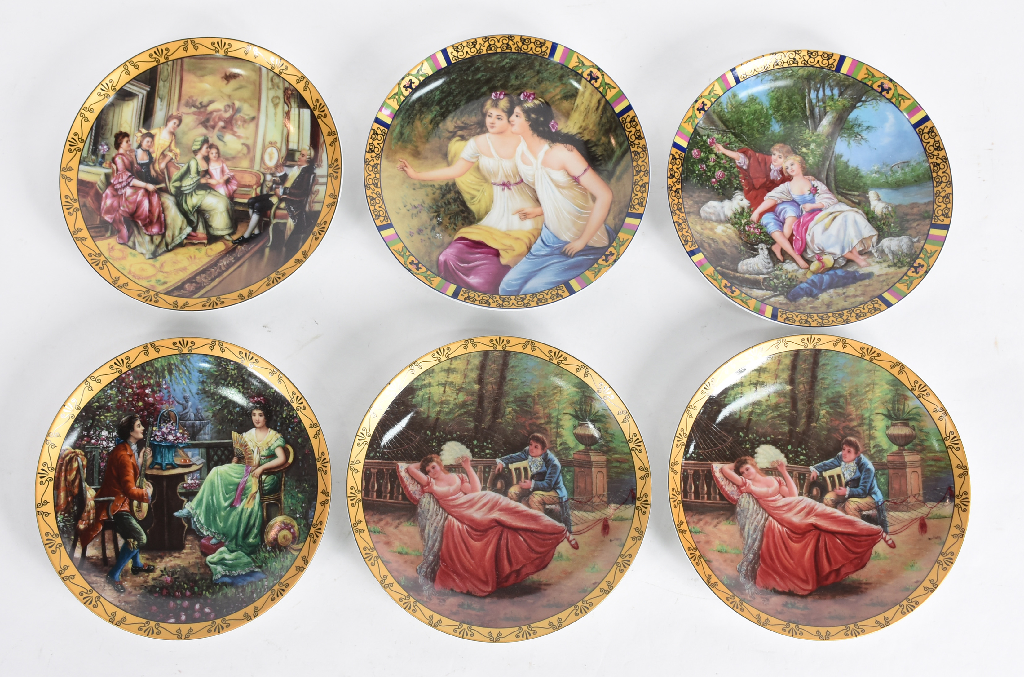 Conjunto com 6 pratos decorativos de porcelana com figuras românticas... - foto 1 de 2