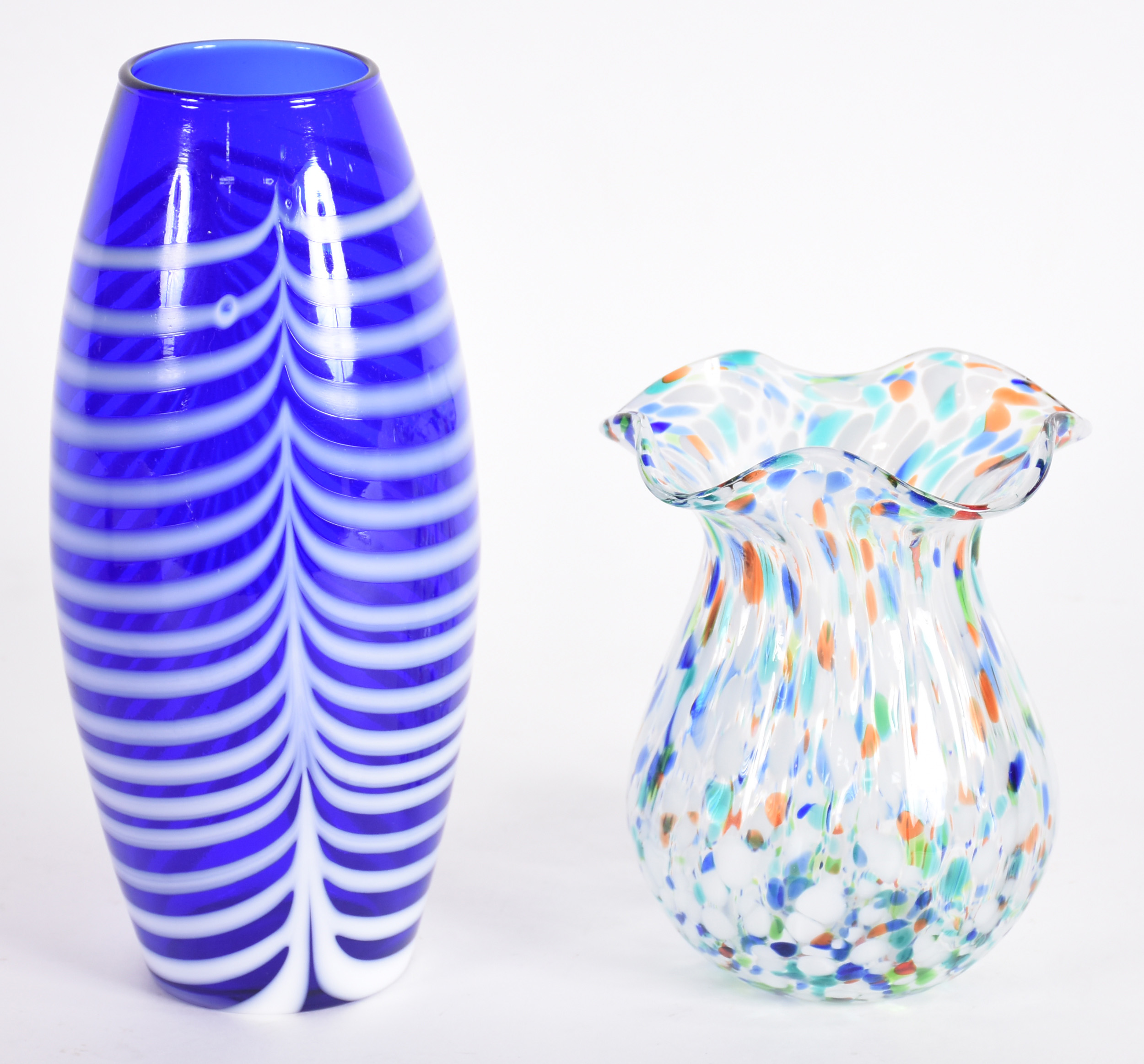 Dois vasos decorativos de murano, sendo um azul com listras brancas e... - foto 1 de 3