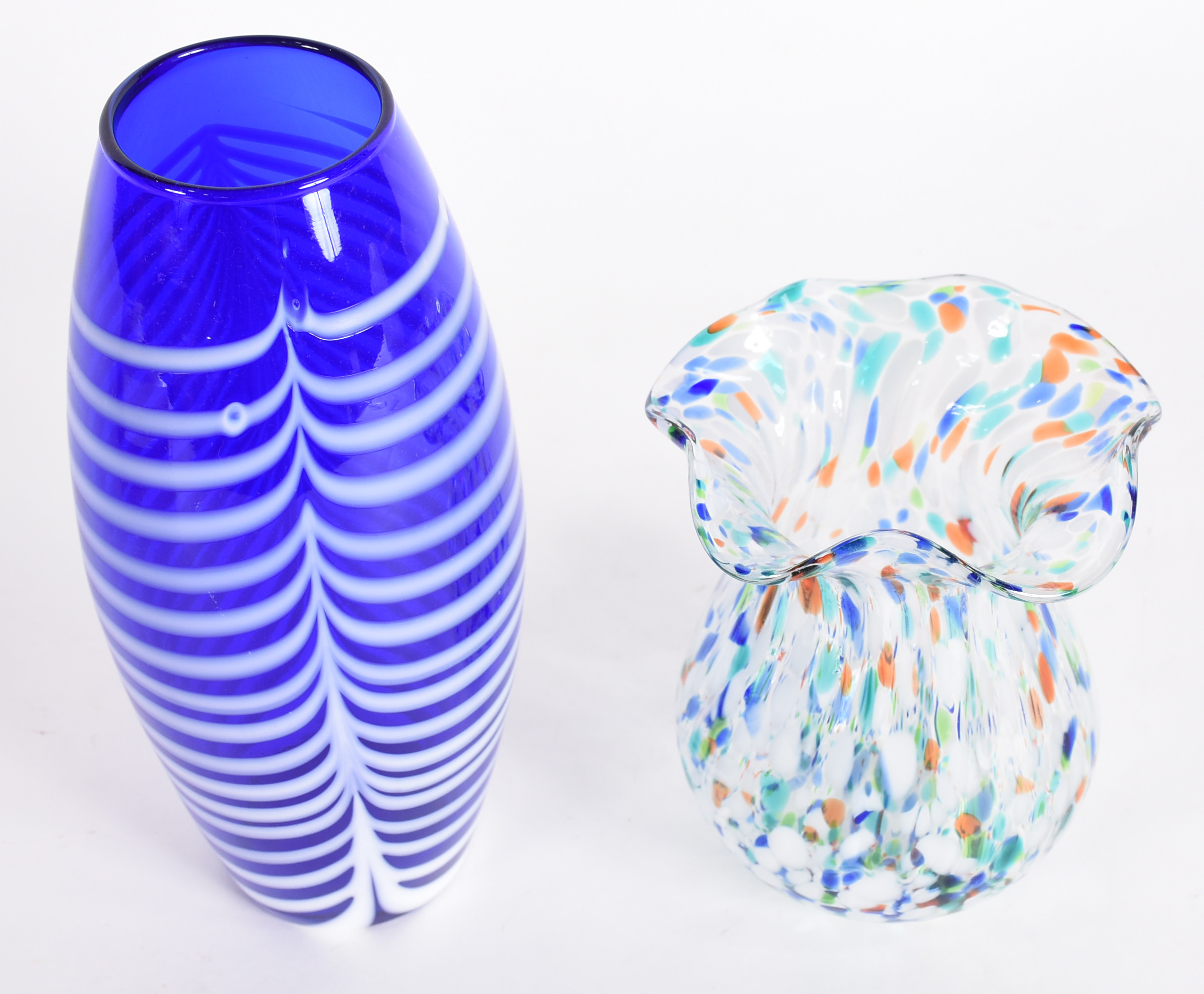 Dois vasos decorativos de murano, sendo um azul com listras brancas e... - foto 2 de 3