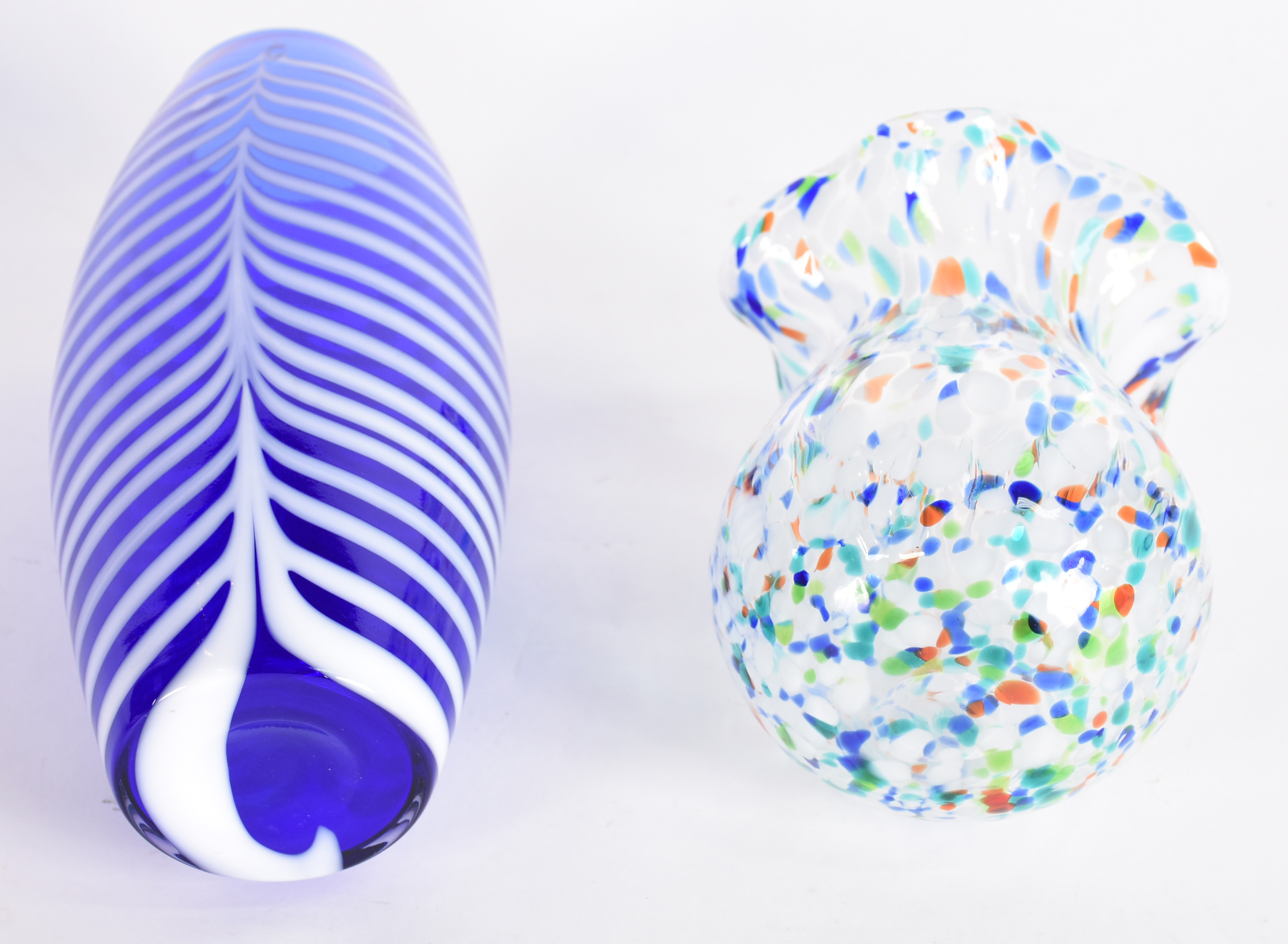 Dois vasos decorativos de murano, sendo um azul com listras brancas e... - foto 3 de 3