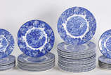 Conjunto de jantar de faiança inglesa azul e br... - Conjunto de jantar de faiança inglesa azul e branca, composto de sopeira com tampa, 2 travessas ovais, 2 travessas redondas, 32 pratos rasos, 12...