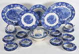 Conjunto de jantar de faiança inglesa azul e br... - Conjunto de jantar de faiança inglesa azul e branca, composto de sopeira com tampa, 2 travessas ovais, 2 travessas redondas, 32 pratos rasos, 12...