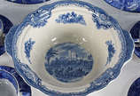 Conjunto de jantar de faiança inglesa azul e br... - Conjunto de jantar de faiança inglesa azul e branca, composto de sopeira com tampa, 2 travessas ovais, 2 travessas redondas, 32 pratos rasos, 12...