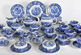 Conjunto de jantar de faiança inglesa azul e br... - Conjunto de jantar de faiança inglesa azul e branca, composto de sopeira com tampa, 2 travessas ovais, 2 travessas redondas, 32 pratos rasos, 12...
