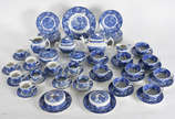 Conjunto de jantar de faiança inglesa azul e br... - Conjunto de jantar de faiança inglesa azul e branca, composto de sopeira com tampa, 2 travessas ovais, 2 travessas redondas, 32 pratos rasos, 12...