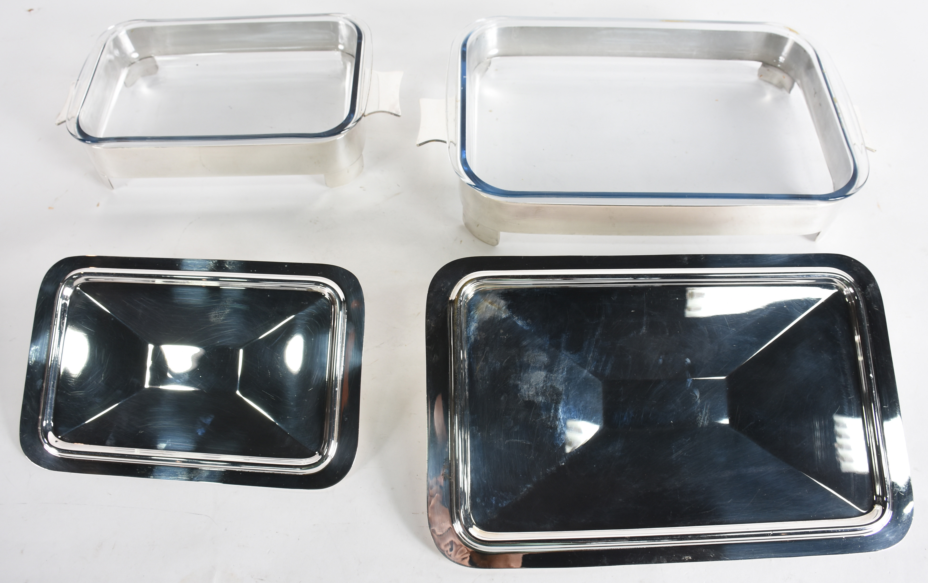 Dois porta pirex de metal prateado (com pirex) e uma bandeja com... - foto 2 de 3