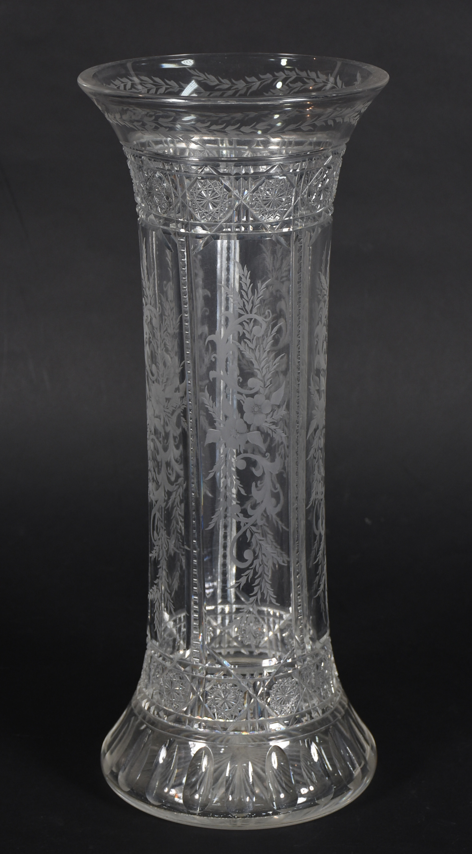 Belíssimo vaso de cristal europeu ricamente lavrado com guirlandas e... - foto 1 de 4