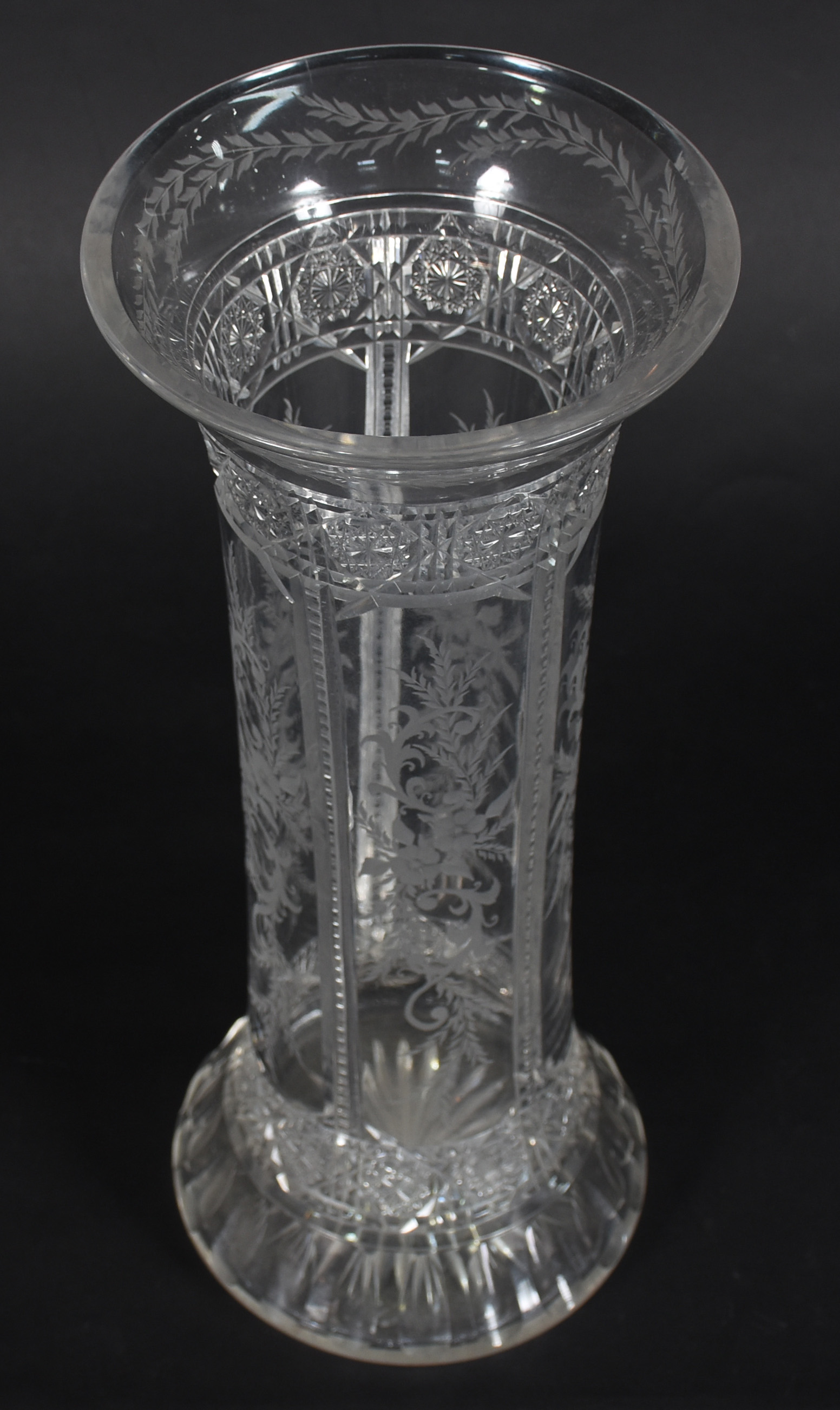 Belíssimo vaso de cristal europeu ricamente lavrado com guirlandas e... - foto 2 de 4