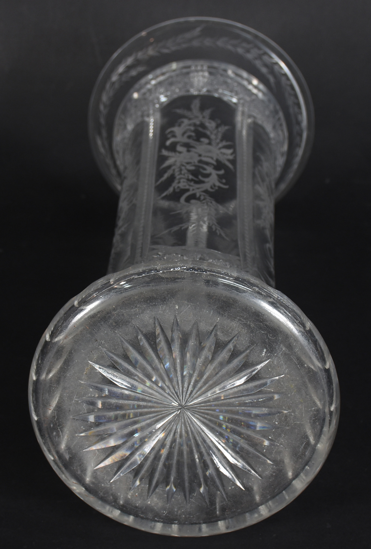 Belíssimo vaso de cristal europeu ricamente lavrado com guirlandas e... - foto 3 de 4