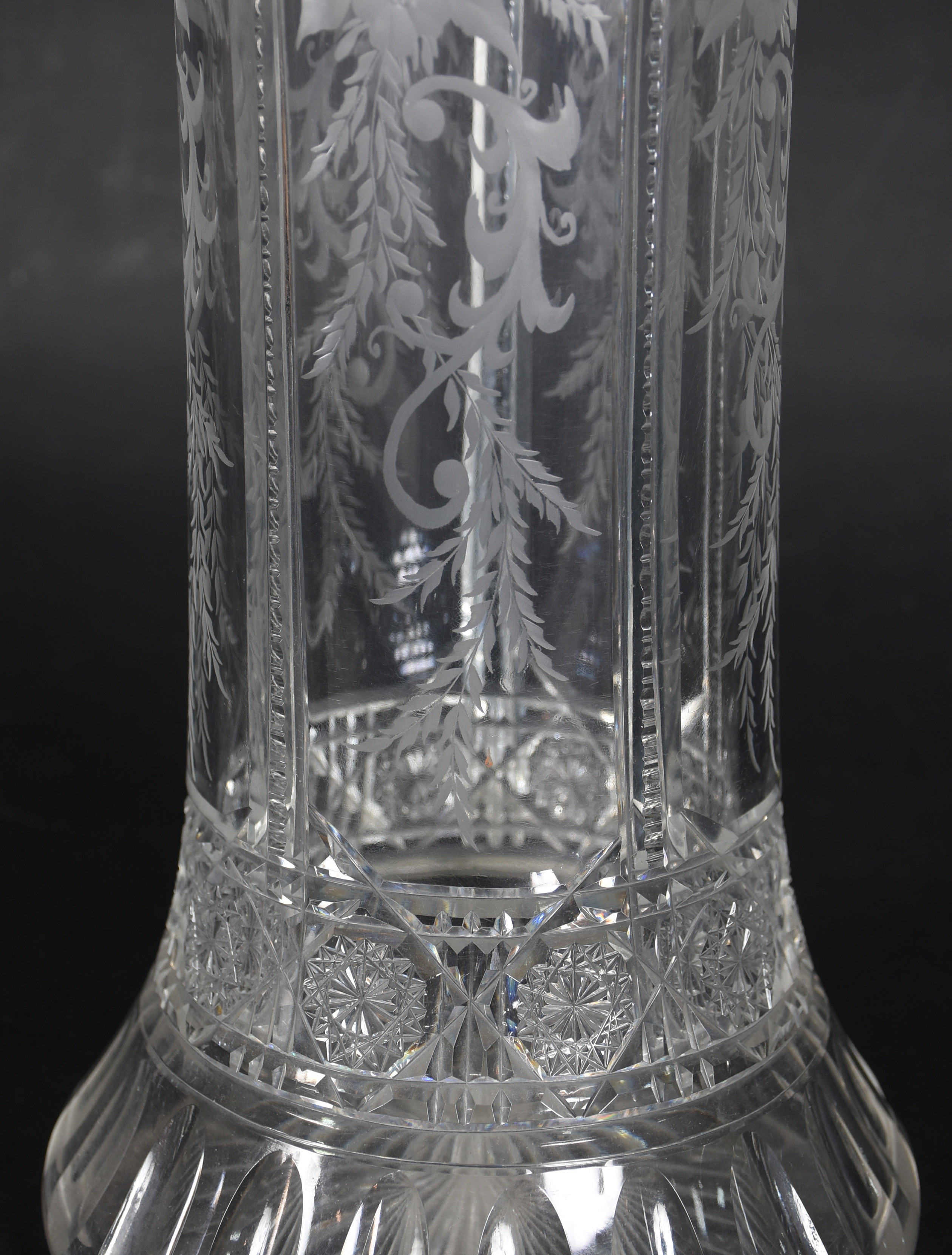 Belíssimo vaso de cristal europeu ricamente lavrado com guirlandas e... - foto 4 de 4