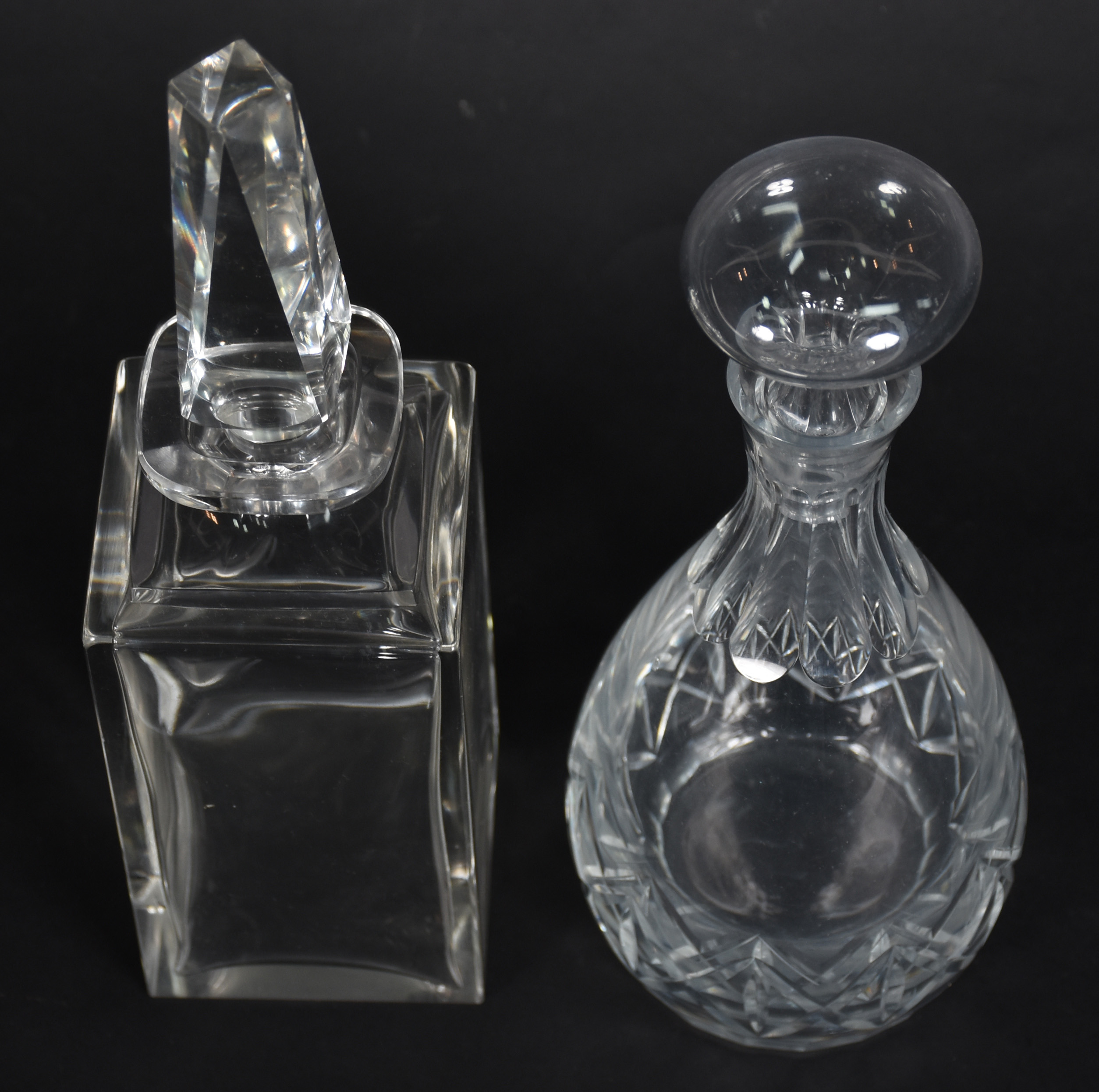 Duas garrafas de cristal, sendo uma quadrada lisa e outra redonda... - foto 4 de 4