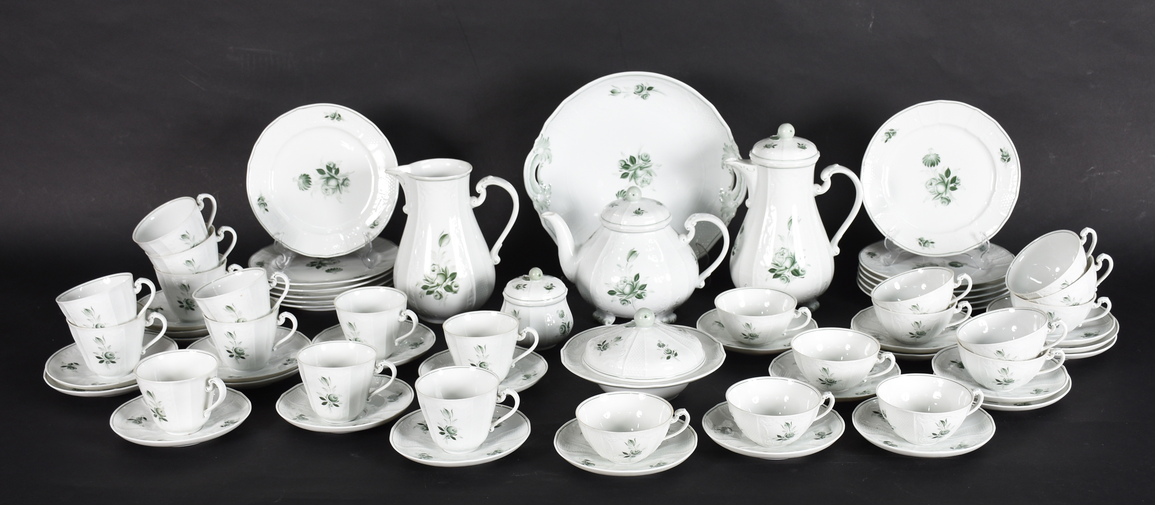 Aparelho de chá, café e bolo, de porcelana europeia marcada na base... - foto 1 de 4